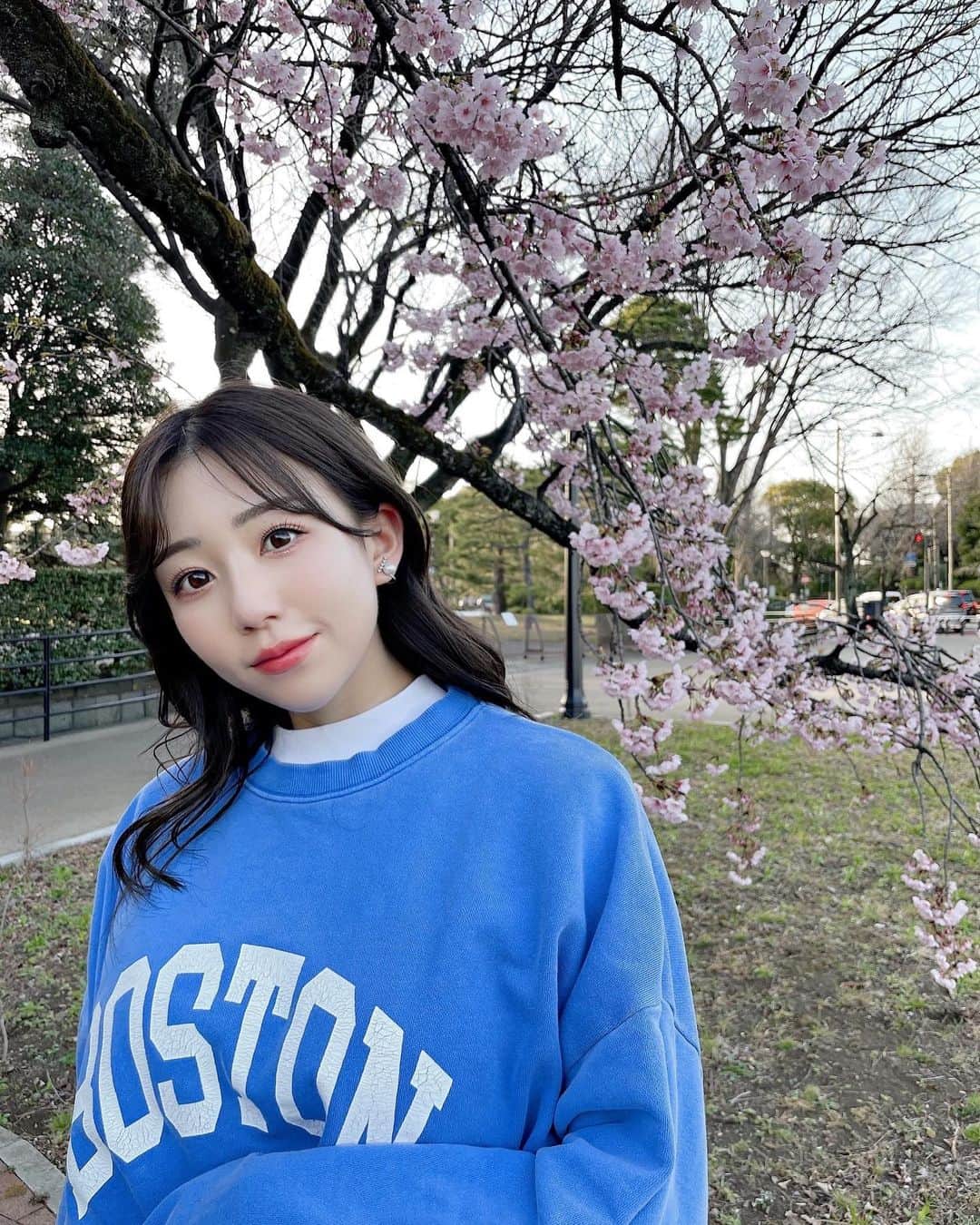 のインスタグラム：「桜の季節がやってくる🌸 あったかいから散歩が趣味みたいになってます。❤︎  そして、まつげぷりんぷりん❤︎ @lily_eyefree さんいつも可愛いお目目に仕上げてくれます。 ありがとうございます🥺✨✨  #桜 #グラビアアイドル」