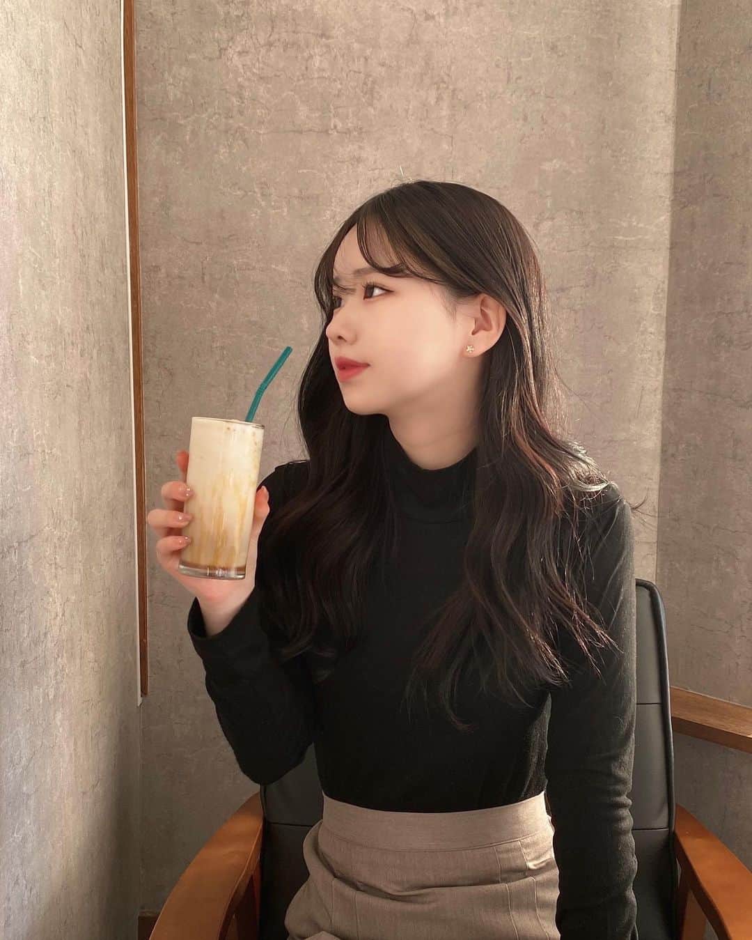 momoのインスタグラム：「🤎 #카페」