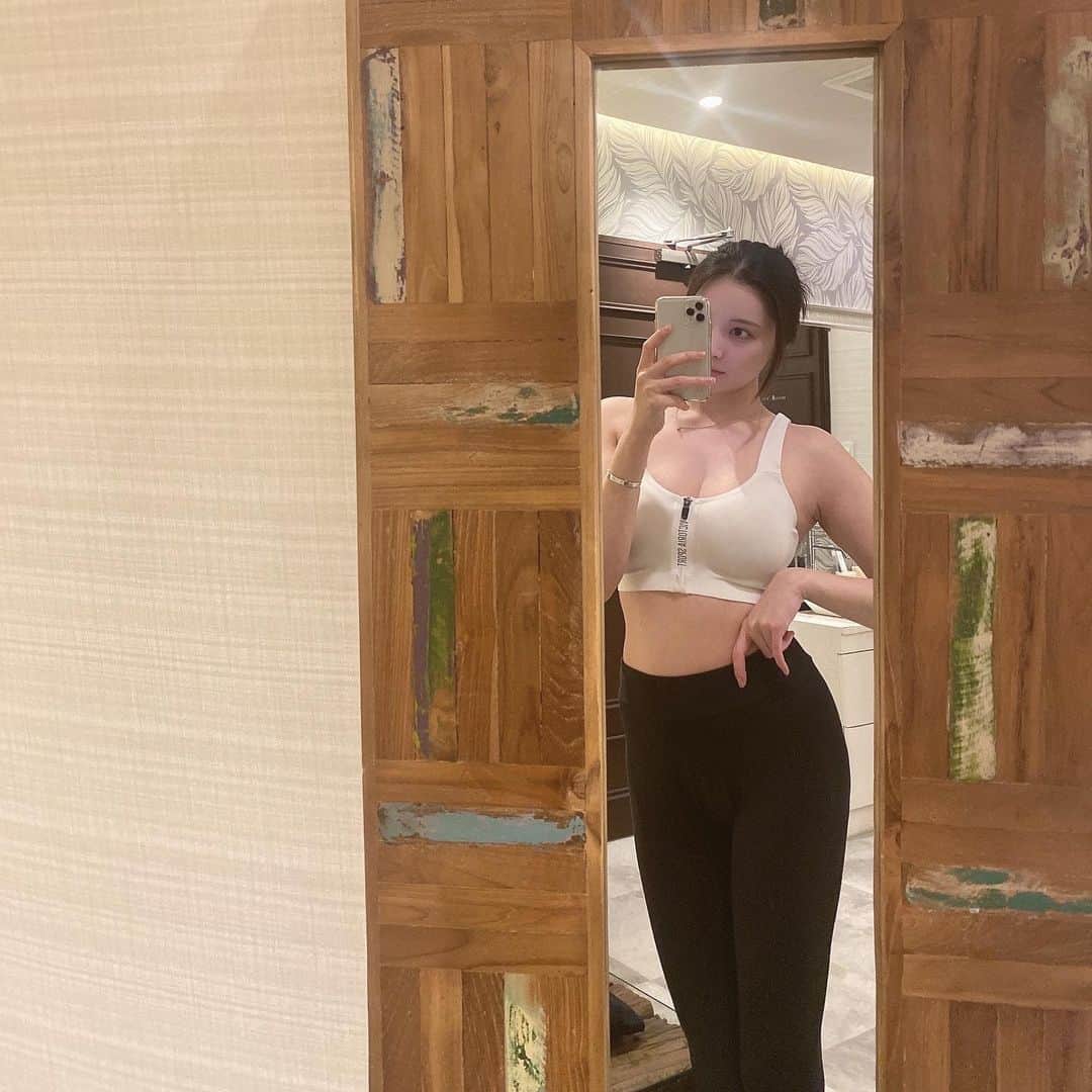 大石絵理のインスタグラム：「いきなりあったかくなってあせってる🥵🥵 @atoz.personal.training.gym」