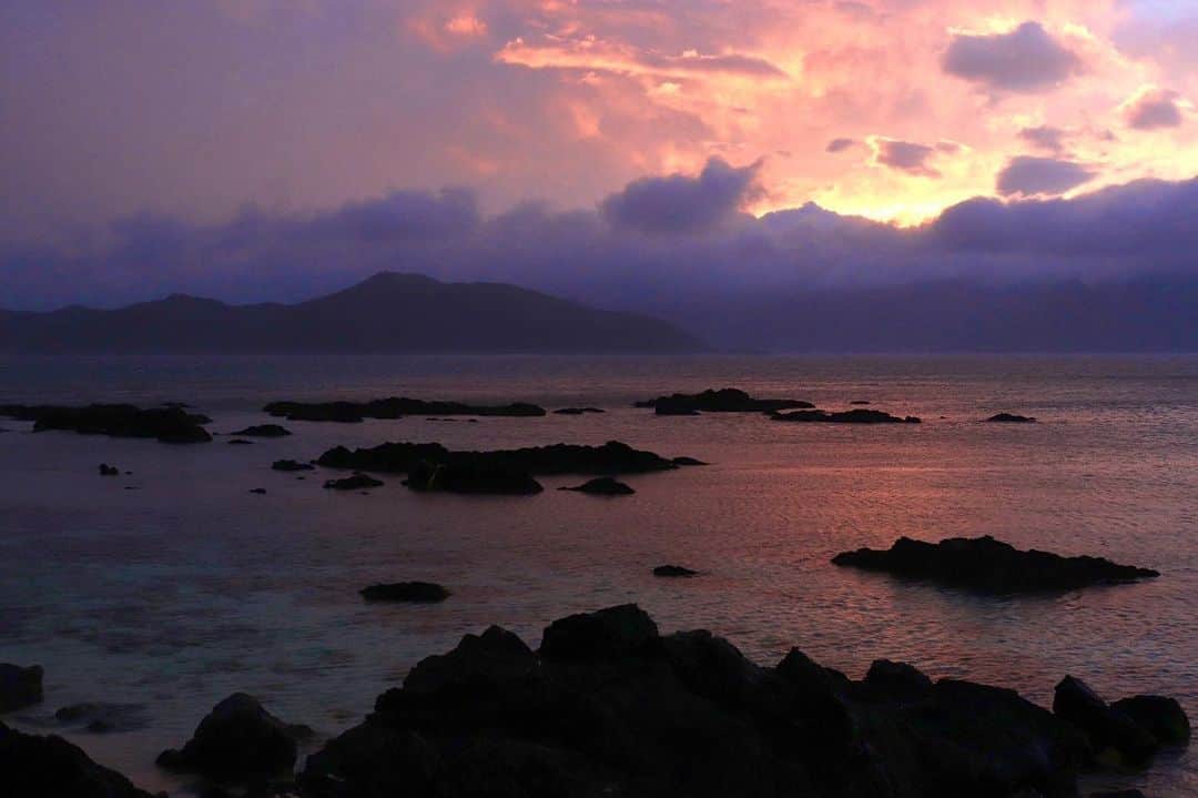 髙津奈々のインスタグラム：「どしゃぶりのなかのシュノーケリングでもこんなに綺麗なんて。  そして海から上がったら雨が止んで虹と夕日。  とても自然にはかなわないなって思う  📸 @nanatakatsu   #奄美大島 #奄美 #amamioshima #amamiisland #夕暮れの空」