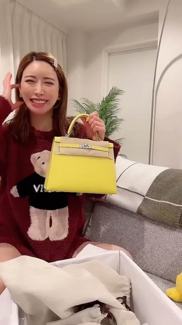 南杏奈のインスタグラム：「White Day 🎁🍋🐴🧡  いつも色々考えて 喜ばせてくれてありがとう🥺💕  疲れていて不機嫌な時も 常に笑わせたり楽しませてくれる優しい🐯くん笑  毎日一緒でも感謝の気持ちを忘れずに 過ごしたいね🕊💕💐  #ホワイトデー #ホワイトデープレゼント #エルメス #エルメスバッグ #エルメスケリー #ケリー25 #kelly25 #lime #外縫い #イエローカラー #春カラー #2022ss #トレンドカラー #hermes #hermesbag #luxurylifestyle #whiteday #japanesegirl #japan_of_insta」