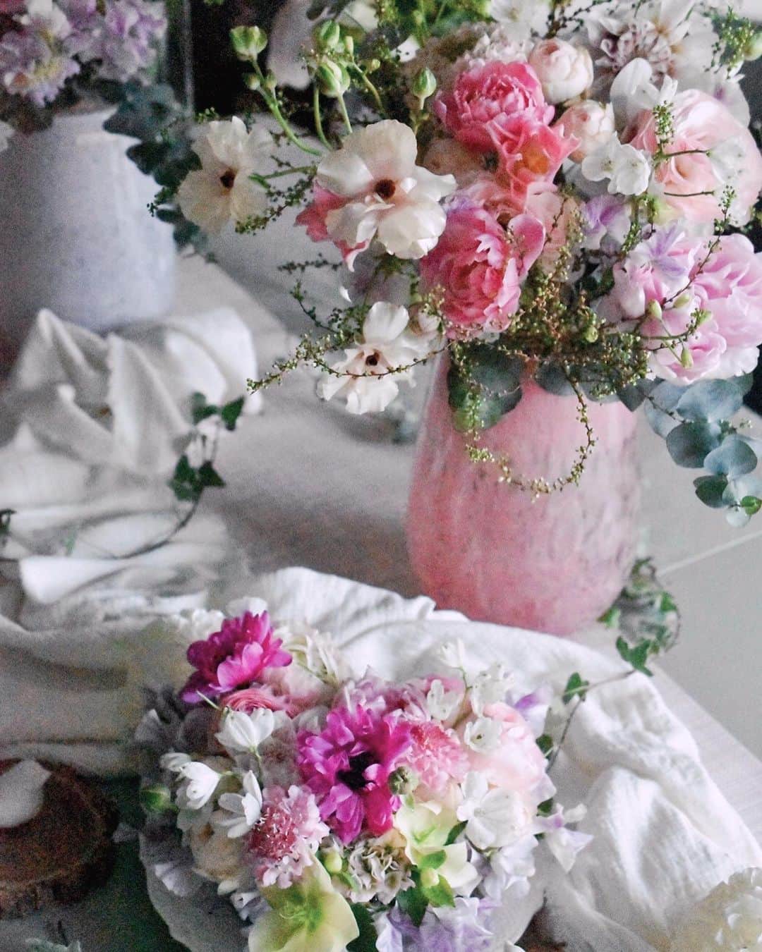 音羽紀香（のんちょ）のインスタグラム：「お花の教室でハートのアレンジメントを作りました☺️🌸  とってもいい香りだし可愛い🤤💕💕  次回こそは、お花を折らずに生けたいとこ😌✨✨  #フラワーアレンジメント #花　#花のある暮らし #アレジメント　#お花 #お花のある暮らし #春　#ハート」