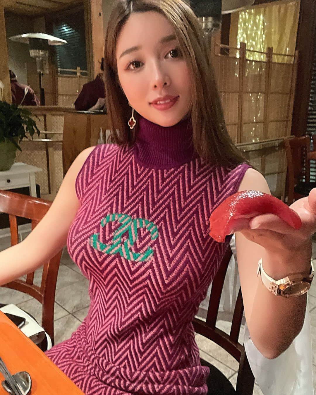 のインスタグラム：「Sushi sushi❤️Eat sushi as always in Japan😍 This is my hometown taste😻🔥  SUSHI SUSHIへ🍣 いい加減お寿司欲がでてきてロスのお寿司食べてきたよん❤️‍🔥お寿司おいしーーーー😍幸せ🙈❤️‍🔥  #sushi #sushisushi #laeats #sushilovers #chanel #chaneldress #シャネル」