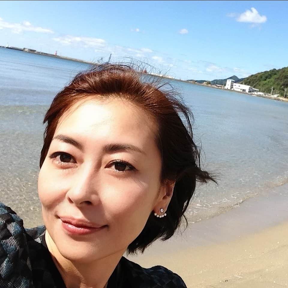 中山美穂のインスタグラム：「いつぞやの沖縄。 杏里さんの砂浜をくちづさみながら。  #okinawa #沖縄  #砂浜」