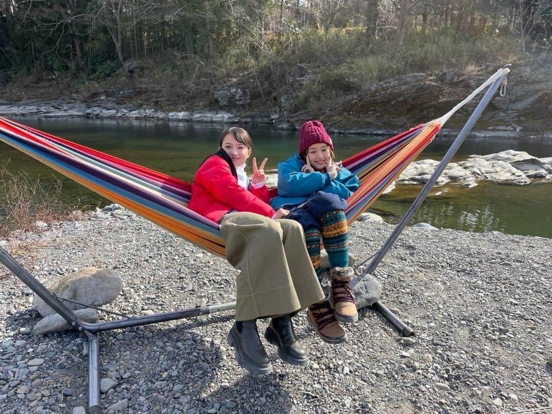 ファイトソングのインスタグラム：「最終回まであと7時間🏕💫  こちらは懐かしのキャンプロケ🔥 仲良し花枝ちゃん凛ちゃんコンビ💕 とっても仲良しな2人に癒されます🥰  #ファイトソング #清原果耶  #藤原さくら  #キャンプ #tbs」