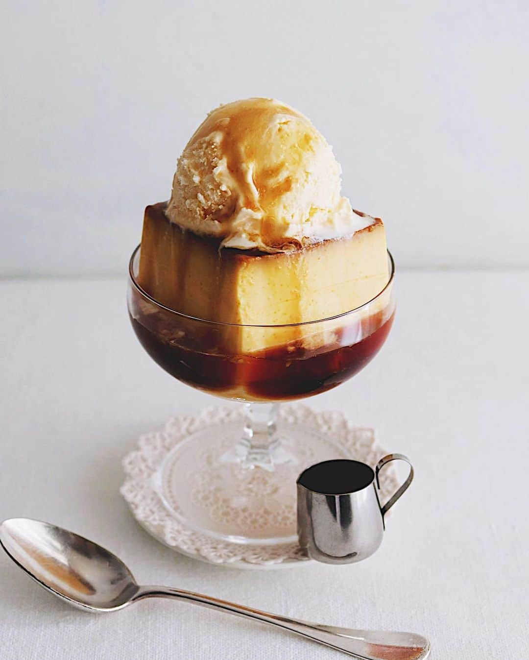 樋口正樹のインスタグラム：「Pudding 🍮 . おやつに四角いプリン。 バニラアイスをのせて、 少しだけ追いカラメル。 . . . #牛乳パックプリン #自家製プリン #手作りプリン #固めのプリン #プリン好き #ビター系 #大人プリン #レディーボーデン #ladyborden #pudding #tamago_recipe」