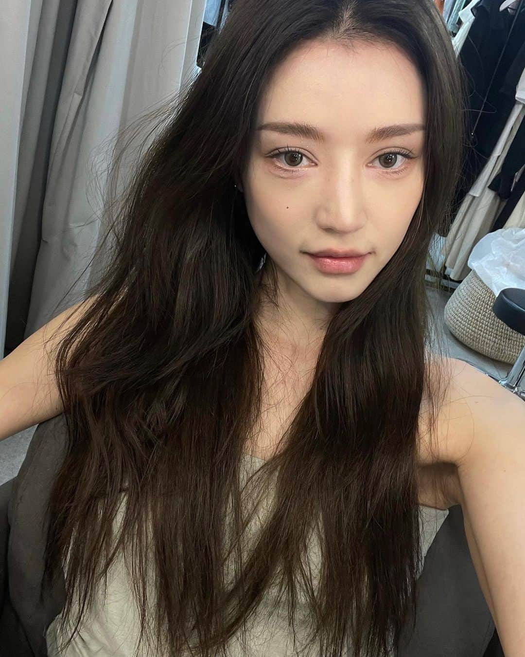 パク・ソラのインスタグラム：「오늘 메컵 어쩔🖤」