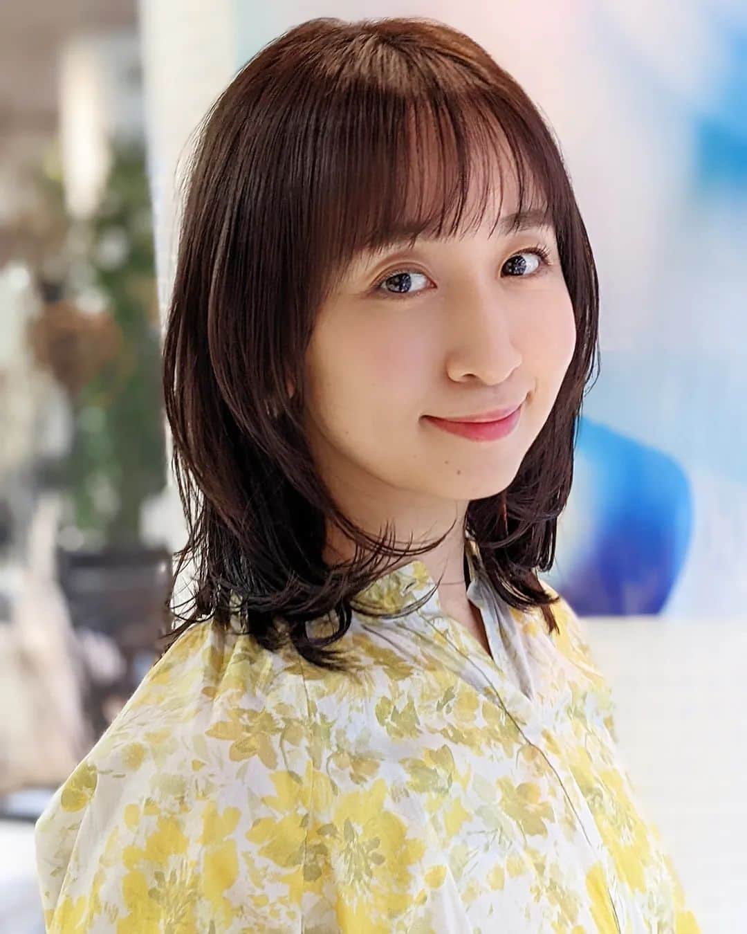 小野恵美のインスタグラム：「ドアップ失礼します🙇 New hair🌸✨  色も春を意識してラベンダー入ってるそうです。 切ったのは、ほんの3cmくらいなんだけど、レイヤーをいれたので軽やかふんわり🕊️  いつもありがとうございます！ @yuka.o_air  #美容室 #美容院 #hair #haircolor #hairstyle #ヘアカラー #ヘアメンテナンス #髪型 #ママ #ママ美容 #30代ヘアスタイル #ミディアムヘア #ストレートヘア #ヘアスタイル #30代ママ #銀座美容院 #フリーアナウンサー #leeキャラクター #magazinelee」