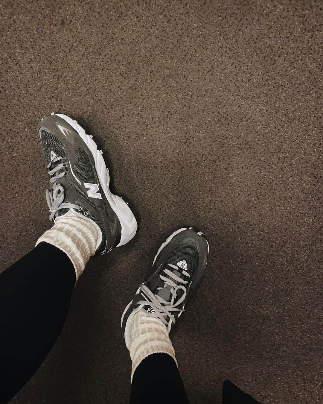 永田杏奈のインスタグラム：「・ 本当は白が欲しかったけど完売だったニューバランスの725👟 履いてみたら意外と可愛かったBLACK OLIVEをとりあえず買ってみたら、めっちゃ使ってる。 程よいボリューム感と歩きやすさが良い感じ。  @wray.jp の5本指に見えないシルク靴下も肌触りが最高で快適~。 太リブなのも🙆‍♀️  今日はトレーニングが入ってたのでトレーニングウェアのまま息子の送り迎え🏃‍♀️  #ニューバランス725 #ニューバランスコーデ #ルルレモン #ルルレモンレギンス」