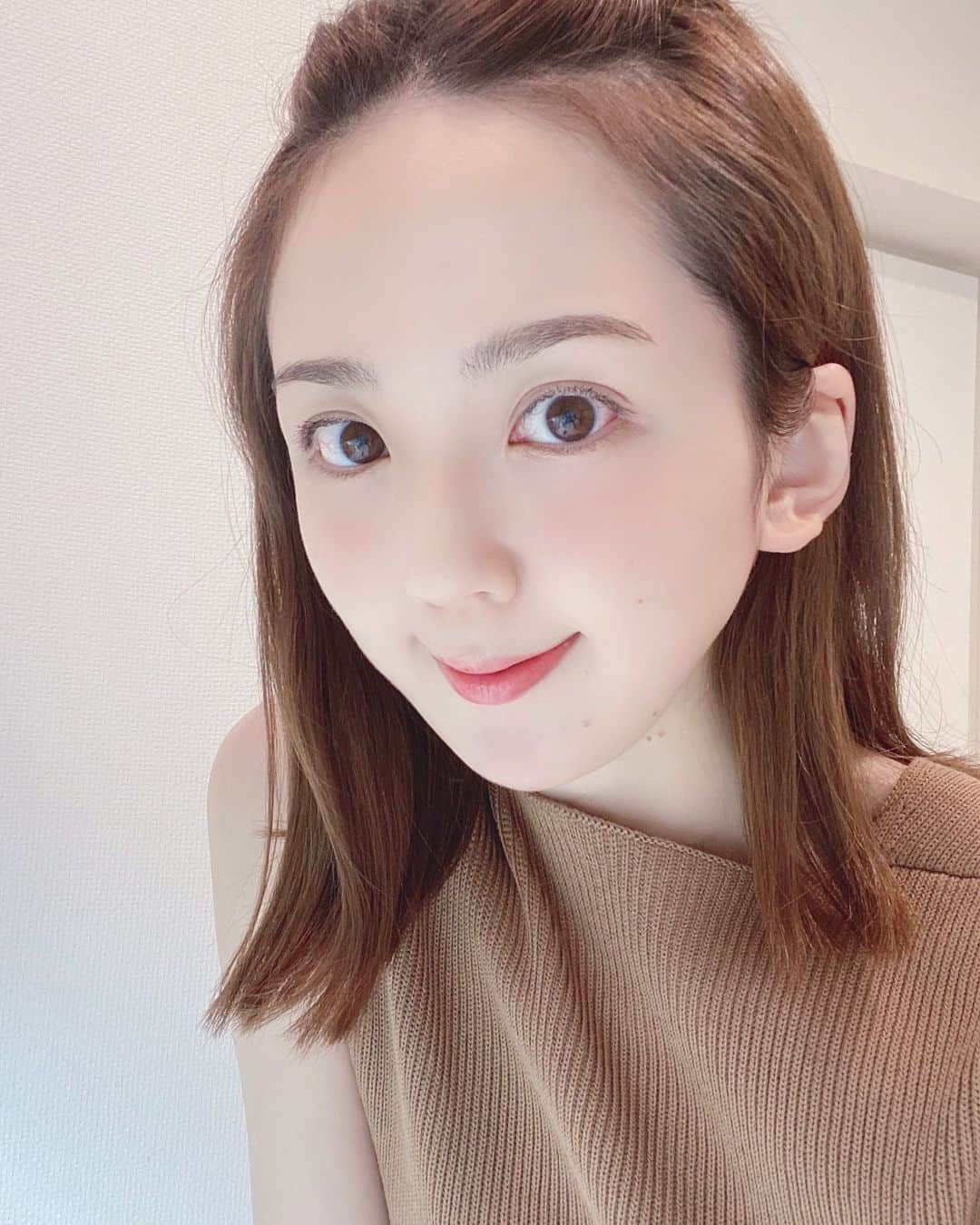 大和里菜のインスタグラム：「半袖を通り越してタンクトップにGジャンでもへっちゃらな天気🌸 こりなちゃんと公園で遊んできました。 真顔でシャボン玉の液を逆さまにしてジャジャジャーとこぼして唖然として棒立ちしておりました☺️」