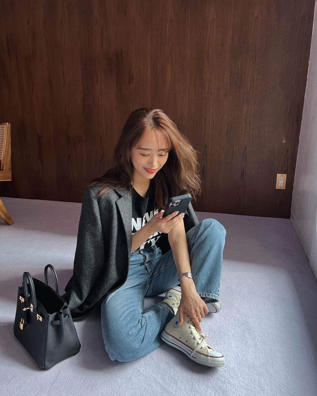 近藤千尋のインスタグラム：「今日の撮影後に 私服撮ってもらいました🤍🤍 Tシャツにジャケットで ちょうどいい季節🌸サイコー❣️ 一番好きなスタイルです🧏🏻‍♀️✨ 今日は友達のアパレルブランドの 撮影だったので　@amail_official  仲間すぎてふざけすぎてもう🤫笑 でもちゃんと素敵な写真が撮れました💕  みんな花粉症は大丈夫かな？🥺」