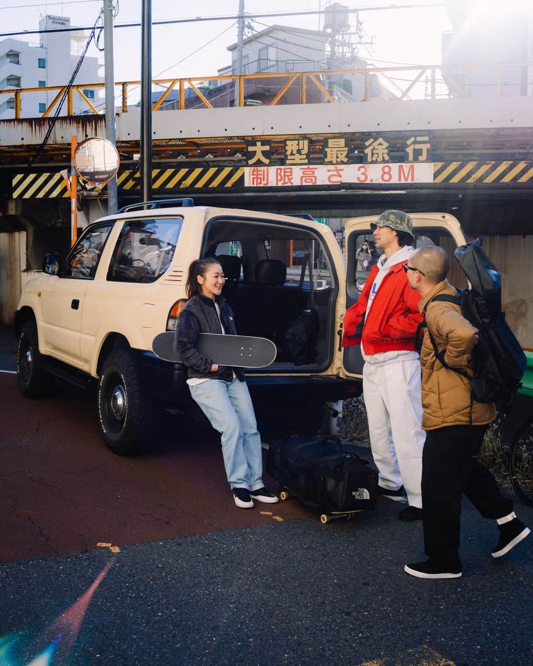 HYPEBEAST Japanさんのインスタグラム写真 - (HYPEBEAST JapanInstagram)「@hypebeaststyle : @thenorthface からスケートデッキ運搬用バッグコレクション “Wandereic” がローンチされる。  本コレクションは、スケートボードの運搬サポートアイテムとしてさまざまな特徴を持つ計4型が登場。4つのプロダクト全てが、同ブランドの強度に優れた Base Camp Duffel のファブリックをベースに開発された。“Wandereic Pack 20” はリュック型で、全ての移動時に最適な仕様に。スケートデッキは背面に接続することができるため、両手が空くのが嬉しいポイントだ。“Wandereic Duffel 70” は、車や飛行機などでの移動をベースにデザインされた取手付きの横長バッグとなっており、こちらは底部にデッキのアタッチが可能。“Wandereic Carrier” は最もスケートデッキの収納に特化し、開口部は出し入れがしやすいロールトップを採用。デッキの収納時以外では、ロールアップしてコンパクトに持ち運ぶこともできるとのこと。ショルダーポーチ型の “Wandereic Sacoche” は、日常生活からスケートシーンまで幅広く活用できる仕上がりなっており、背面のストラップによってロールアップして持ち運ぶことも可能な便利アイテム。  詳細は @hypebeastjp のプロフィール🔗から Photo : THE NORTH FACE」3月15日 17時01分 - hypebeastjp