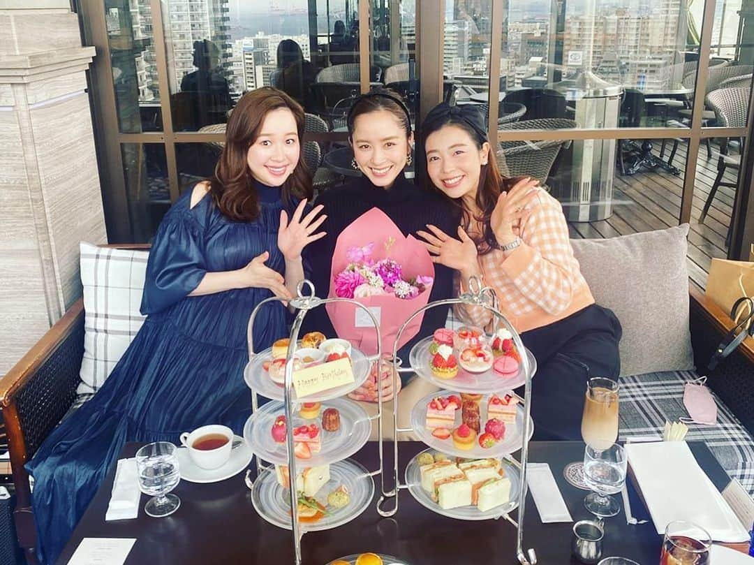 武田訓佳さんのインスタグラム写真 - (武田訓佳Instagram)「🍰🍪🫖 ・ ・ 時差投稿🌷 フラプリ会でした🍰❣️ ・ 「今年、出逢って10周年やでー💕💕」 の声で集まった日🤍🤍🤍 ・ ・ フラワープリンセスひょうご2012👸🏻🌸 オーディションを経て出逢った3人でした💐 仕事を一緒にしたのは1年だけだったけど 10年が経った今、 年々さらに絆が深まってる私たち💓 ・ 一緒にいるとプラスの空気しか生まれない 心の栄養をたくさんくれる 大切な大切な友人です🥰🥰🥰 ・ ・ この日はお誕生日のお祝いもしてくれた かわいいかわいい2人は この10年でなんと、母に🤱💕 ・ フラプリ10周年である今年はなんだか めでたい年になりそうです🎂♥️ ・ ・ ・ #フラプリ #フラワープリンセス #2012 #フラワープリンセスひょうご #仕事仲間 #からの #心の友 #みんなクセ強め #そんなところが好き #❤️ #フラプリ2022 #募集中だって🌸 #すてきな仲間と出会えますように #🌱」3月15日 17時16分 - kunika0117