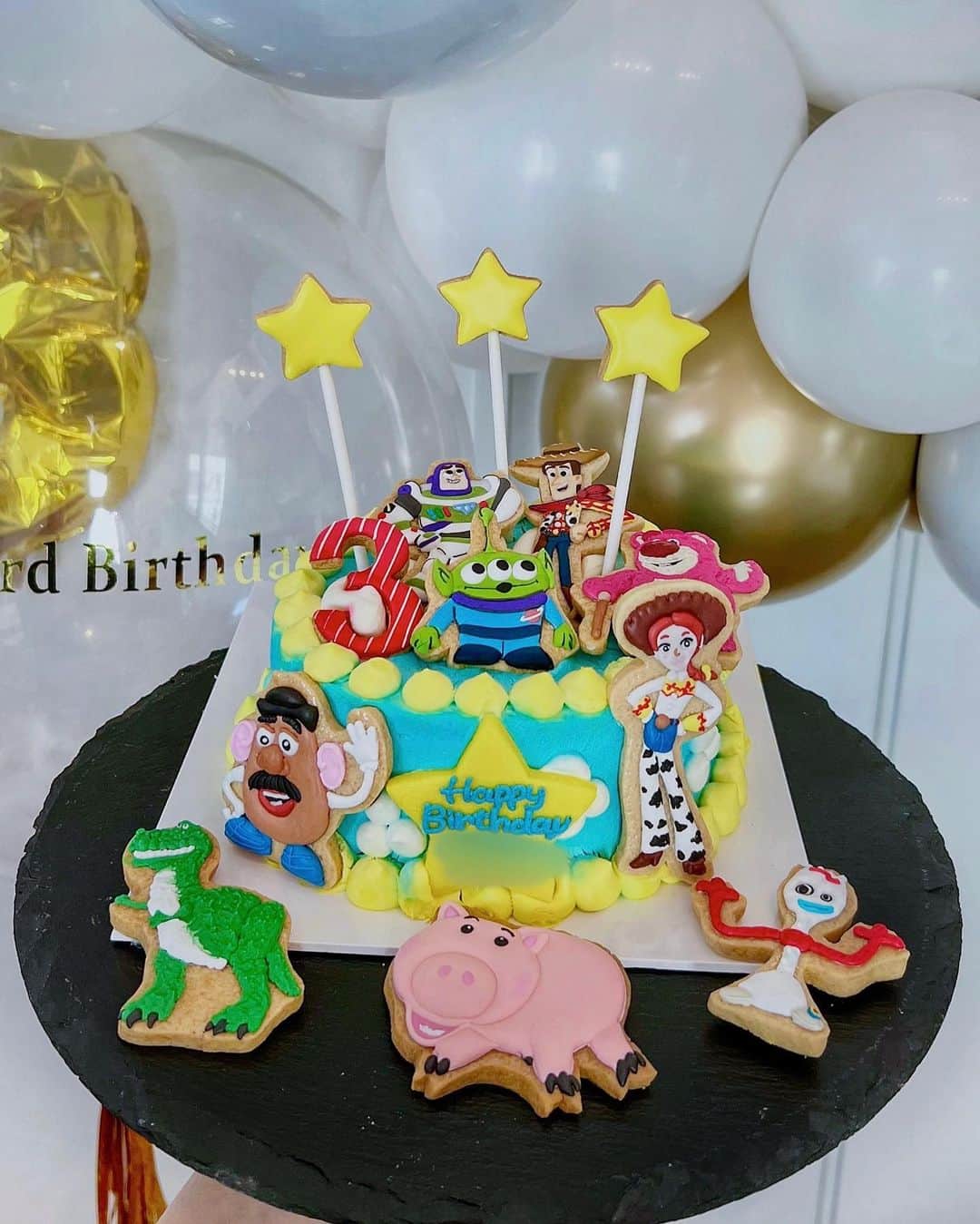 ソンイのインスタグラム：「3歳のお誕生日ケーキは息子が大好きなトイストーリーに🚀👾🦖🐷🖍 デザイン考えて @marinehouse_yourstorycakeでオーダーしました🎂  見た目は派手だけど味はとっても優しくて、 甘さ控えめの生クリームとふわふわのスポンジですごく美味しいんだよ🤤❤️ ３日に分けて息子と完食👦🏻🍴🍰  2.３枚目は去年同じお店でオーダーしたケーキ🎂  バルーンは @jeffersonsballoon 🎈  #ホワイトデーが誕生日 #3歳誕生日 #誕生日パーティー #誕生日祝い #誕生日飾り付け #誕生日ケーキ #誕生日プレート」