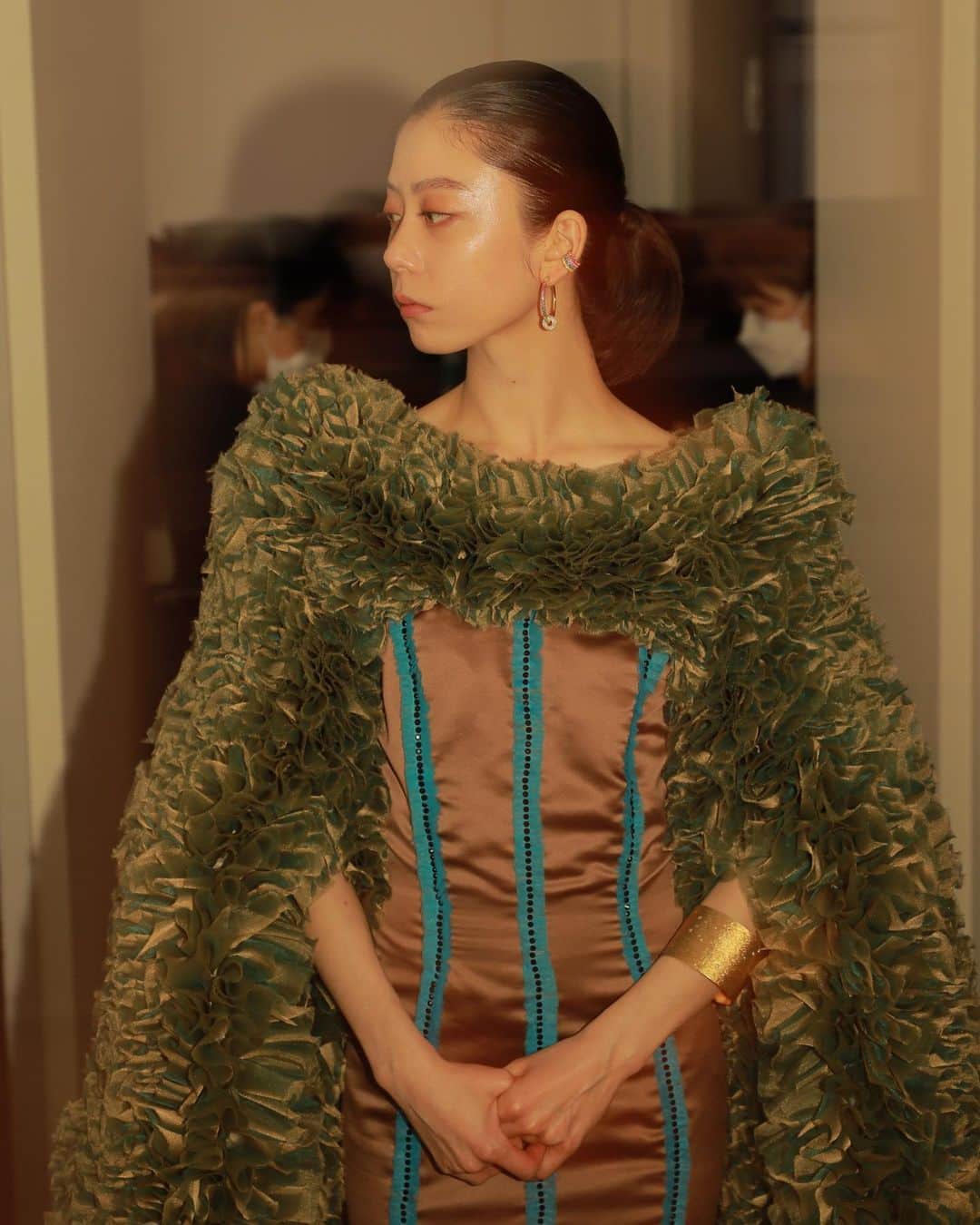 Sumireのインスタグラム：「⁡ Tomo Koizumi collection ⁡ @tomo_koizumi の華やかで優雅なラッフルドレスでレッドカーペットの上を歩かせて頂きました。 とても素敵で貴重なショーをありがとうございました☺️」