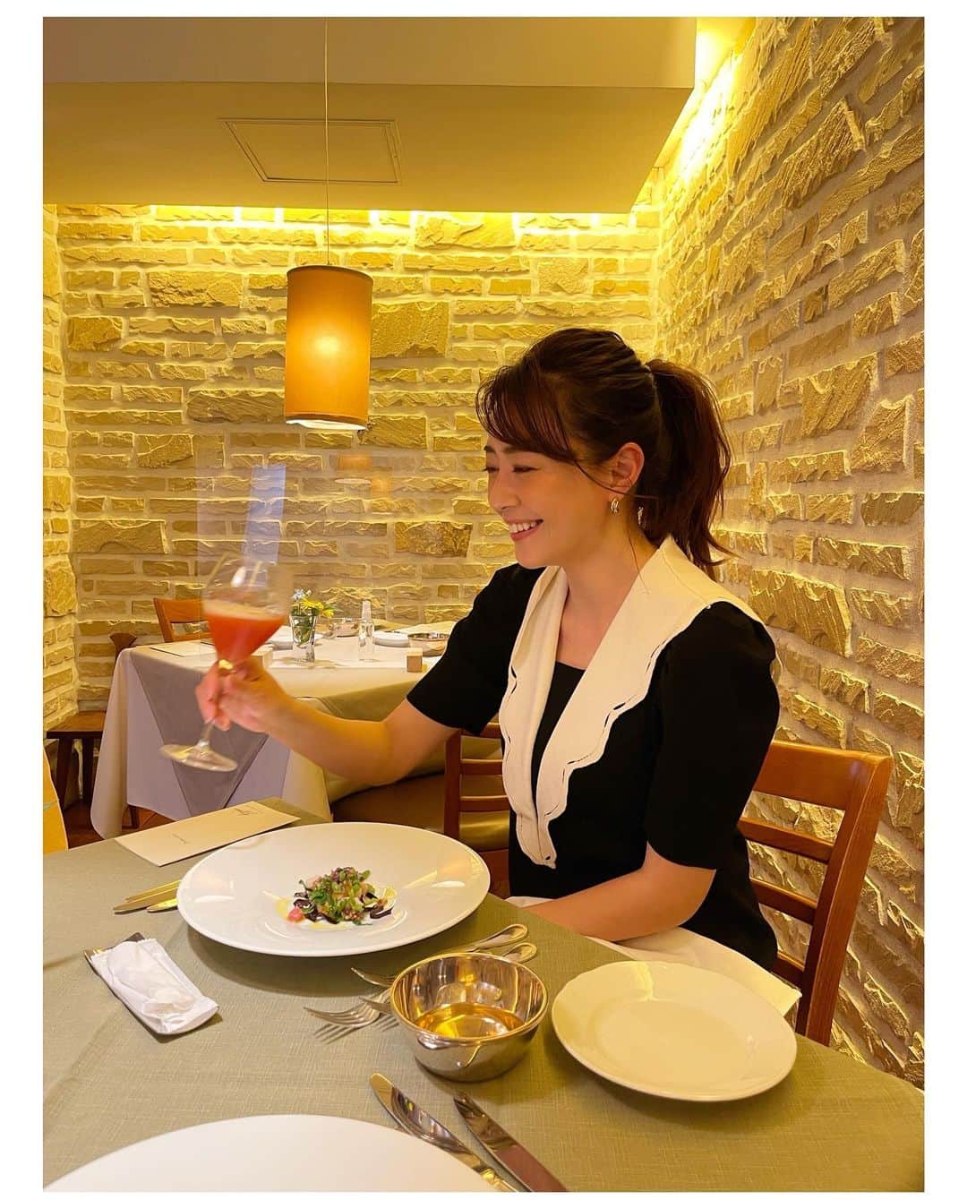 のインスタグラム：「私事ですが、最近かなりお酒弱くなりました🍶  イチゴシャンパン🍓🥂とか飲んじゃってほろ酔い。  え？これ、三軒目で飲む梅潰した芋焼酎ソーダ割りじゃなかったよね？🙂  私が一番驚いています。  こんなの私史上初めてです。どうした、私。  体質の変化を感じる＆楽しむ、30代。（わりと後半✌️ｲｪｲ）  知らんがな情報を最後までお読みいただき、今日もありがとうございました。ﾍﾟｺﾘ  私事ですが、っていうSNSでの始まりの文章にいつも🙂🙃🙂🙃ってなるの私だけ？笑 だって毎日みんな更新してる内容、めちゃくちゃわたくしごとやん！！笑笑  て、突っ込んじゃう私ってひねくれてるのかな？🥺うん、ひねくれてるんだろうな。絶対ひねくれてる。ひねくれを認める←  神様、私事ですが、なおしたいです、この性格🥺  #春からがんばる」