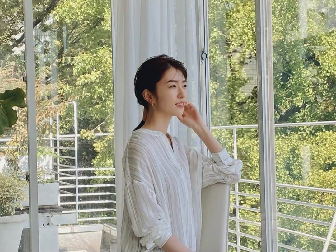 樋口柚子のインスタグラム：「💙 CAC(@cac_cosme.official)の会報誌、 表紙撮影のオフショットです☺︎ もし良かったらCACさんのアカウントで、 表紙写真もチェックしてください☺️ 春の日差しを CACのUVセラムで乗りきる〜😏☀️ #cac #シーエーシー」