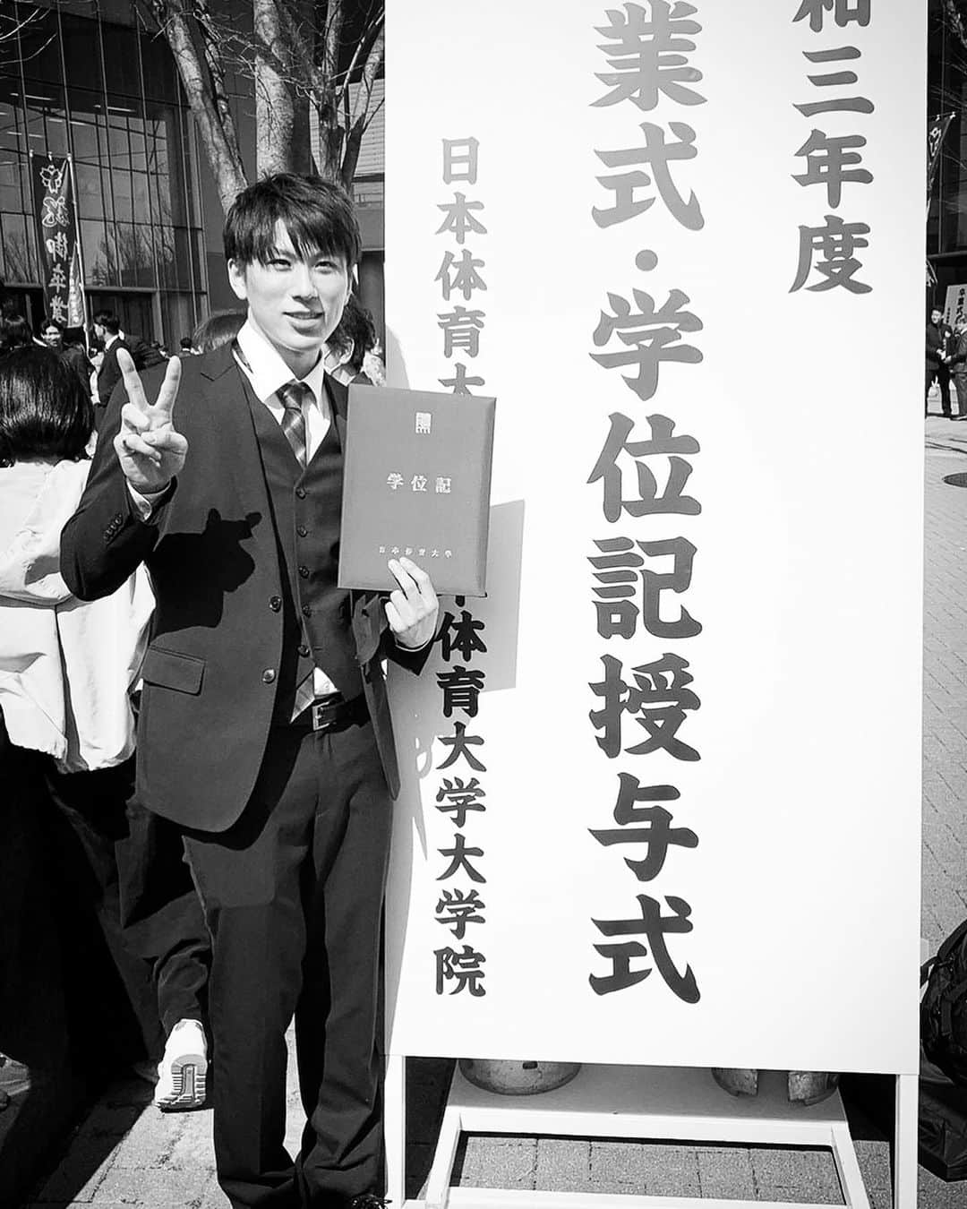 市川健太のインスタグラム：「卒業/graduation  ありがとう。そしてまた会う日まで。  それだけでいいはず。（多分）  #99s #強く生きよう   ※写真時のみマクス外しております。」
