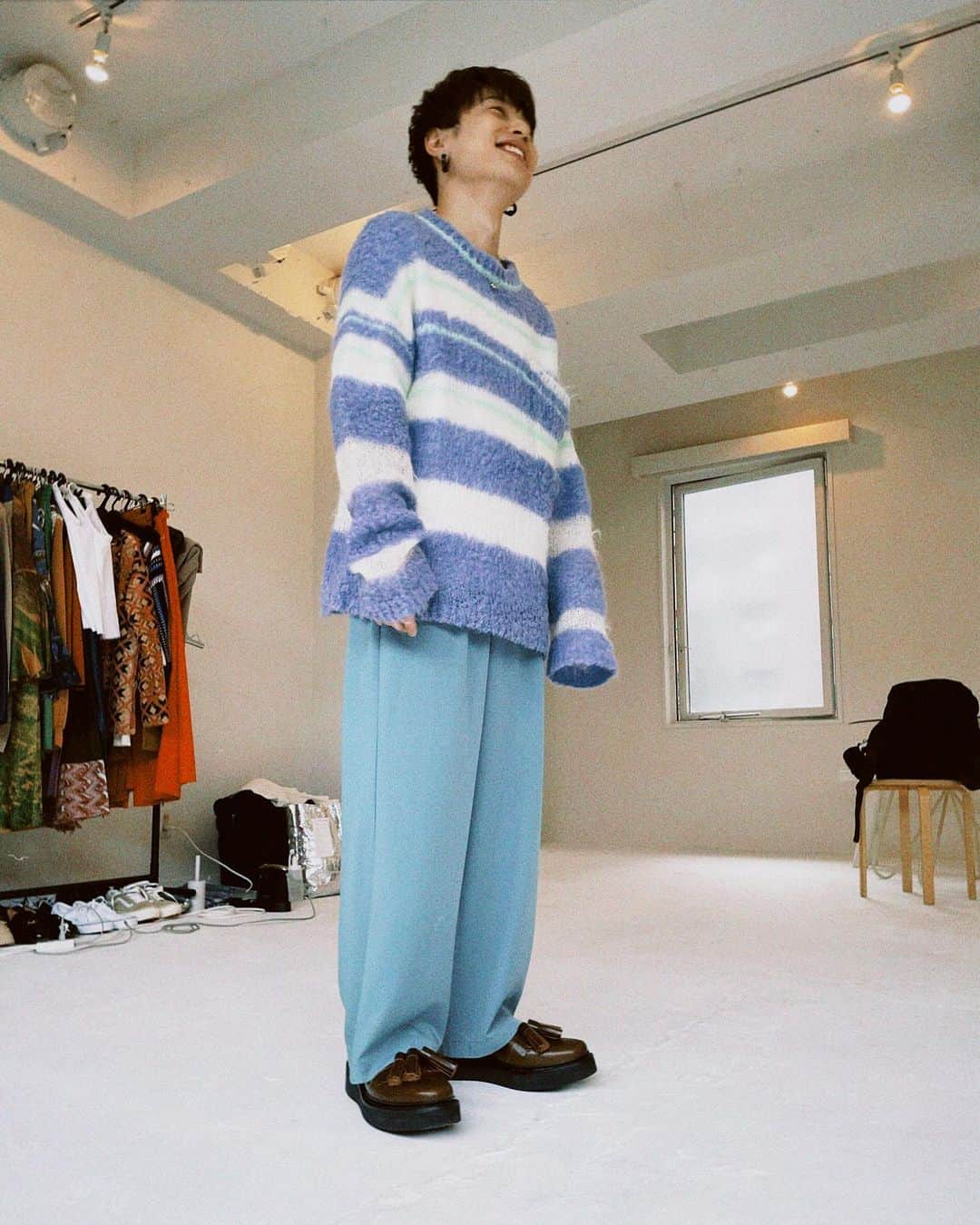 石原慎也のインスタグラム：「2022.03.15(tue) 本日「恋する♡週末ホームステイ」出演 慣れないバラエティ番組なので優しく見守ってください……。  stylist @shogo_tachibana  hairmake @hairmake_tomo   放送めっちゃ怖えぇええ！  #恋ステ @abema_official  @koisute_official」