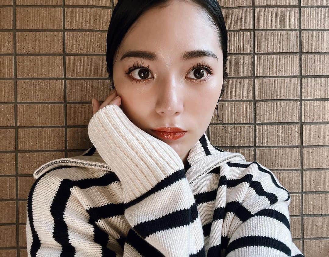 浪花ほのかのインスタグラム：「プロデュースさせて頂いた morelyのハイライト😍 8種類もラメが入ってるので、色々な見え方ができます。 チップも小さいので眉下とか目頭とか鼻筋とか細かい部分にも塗りやすくてすごくお気に入りなんです❤︎"  2本セットをご購入頂いた方は、チェキ会の参加券も一緒についてきます！！ プロフィール欄のURLチェックしてみてね！！♡♡  #コスメ #コスメレポ  #ハイライト」