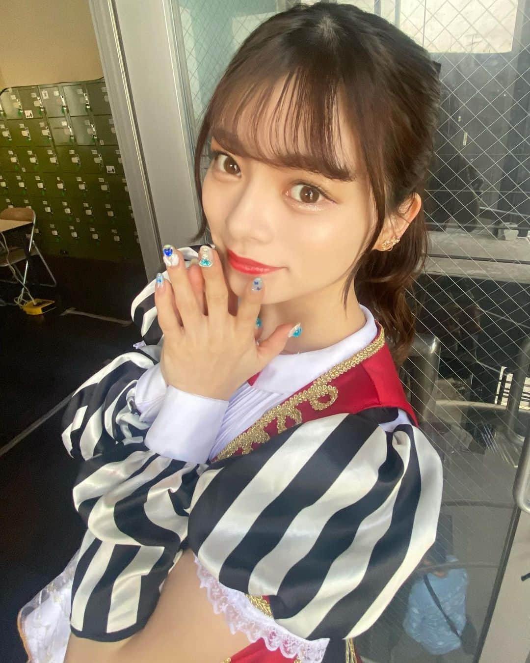 高須賀友香のインスタグラム：「うまのしっぽっぽ🐎💨  皆は何のしっぽが好きィ〜⁉️⁉️⁉️   #ポニーテール  #ポニーテール女子  #ヘアアレンジ  #アイドル  #ひとさい  #ひとさい好きな人と繋がりたい」