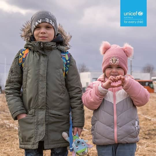 エマ・マッケオンのインスタグラム：「Thank you so much to everyone who donated to my @unicefaustralia fundraiser for children impacted by violence in Ukraine. I'm so proud to share that together, we raised more than $12,000! That'll go directly to UNICEF teams on the ground in Ukraine and surrounding countries delivering clean water, winter clothes and healthcare to children and families.  I am still giving my signed cap from the Tokyo Olympics away to one lucky donor - congratulations to the recipient Nazar E! Please check your email for details.  The fundraising page will be live for another week if you'd still like to give. Thank you again to every single person who made a contribution - no matter how big or small.」