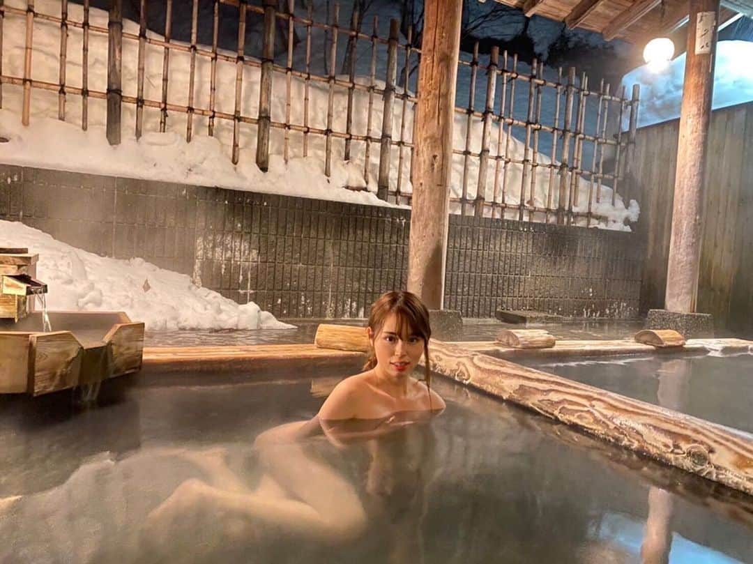 和田真里さんのインスタグラム写真 - (和田真里Instagram)「新潟県 : 松之山温泉 ｢ひなの宿 ちとせ｣♨️ 日本の雪見露天風呂は美しい⛄️❄️ ． #グラビアモデル #温泉モデル #インスタグラマー  #新潟 #松之山温泉 #十日町  #温泉 #温泉ソムリエ  #銭湯 #お風呂 #露天風呂  #混浴 #混浴露天風呂  #秘湯  #camera  #photo  #travel  #一人旅  #旅好きな人と繋がりたい  #旅スタグラム #銀座  #銀座ホステス  #銀座クラブ  #キャバクラ  #スナック  #キャバ嬢  #crewのそんな1日 #わだまり #温泉モデルわだまり #YouTube」3月15日 19時03分 - marimu0609