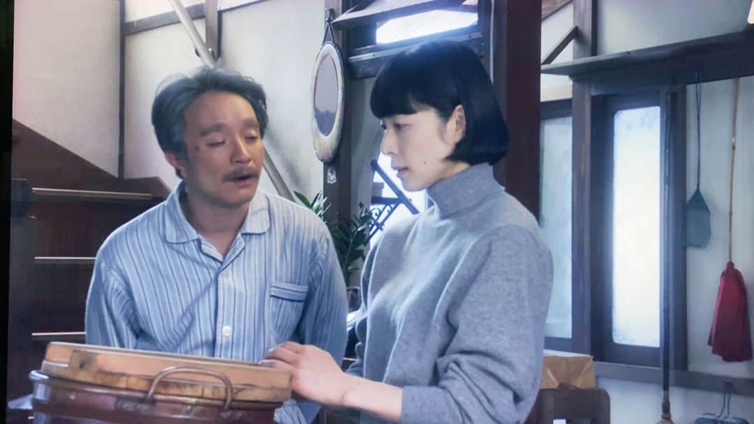 大根仁のインスタグラム：「カムカムエブリバディ。普通こういうセンシティブなシーンは、るいの寄りのショットで終わるのがテレビドラマのメソッドだけど、背中で余韻を残しながら今回の肝となる次のシーンに繋ぐのがチーフ演出安達もじりさん。」