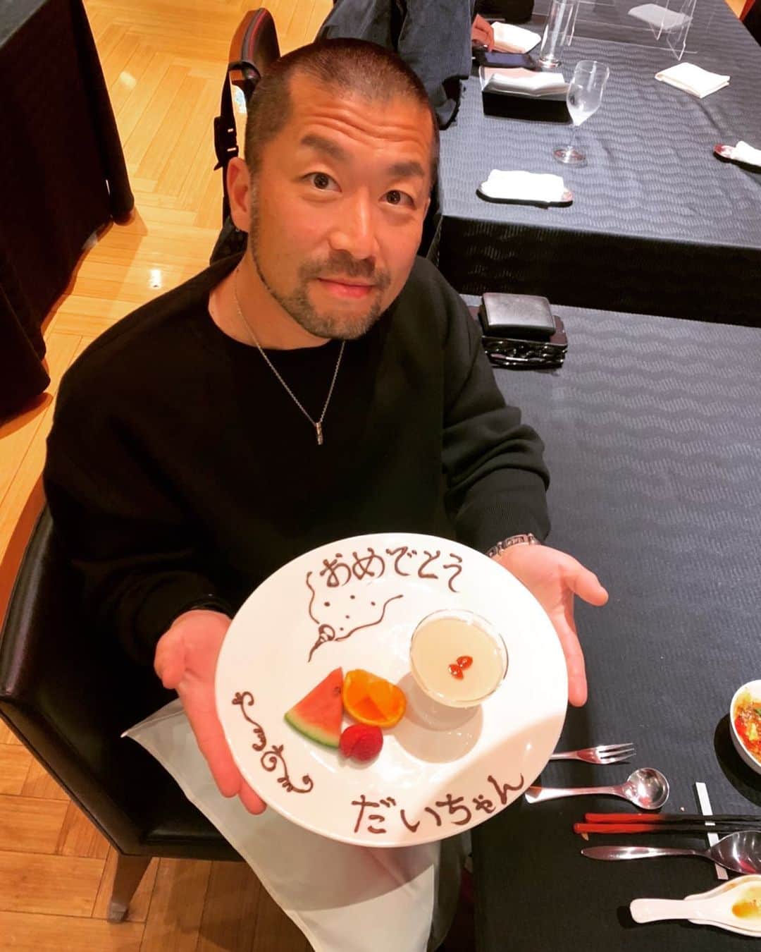 のインスタグラム：「㊗️46歳🎉ドモアリガット🙇🏽‍♂️ まだまだ大人になれないコドナですが、 ワクワクする一年にしたいと思います☺️  沢山お祝いメッセージもドモアリガット🤙🏽 こんな46歳ですが、 この一年もドゾヨロシック🙇🏽‍♂️ . I'm 46 years old 🎉 I can't grow up yet,  but I want to make it an exciting year! Many thanks for your birthday wish🤙🏽🤙🏽🤙🏽 . #ケツメイシ #ktm #musician #music #40代　#アラフィフふぉー🤘🏽 #3月生まれおめでとう🎉 #今年は中華でお祝い #永遠の大ちゃん #大ちゃんって歳でもないのも素敵やーん #今年も父蔵母蔵からのプレゼントは赤飯と黒ニンニク #趣味若作り好きな言葉休憩。 #40代進化系で丈夫な身体をドモアリガット 🤙🏽 #5月からの全国ツアーでわっしょいしましょう🎉」