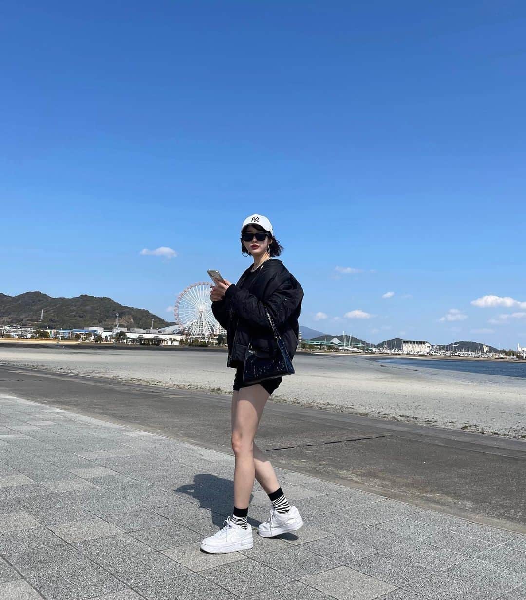 よしかわはるなのインスタグラム：「. . 晴れ女にシフトチェンジしたかも🌞🖤  こういうコーデって足元大事よね🦓 モノトーンでもゼブラのくつ下でアクセントつけれてカワイイ❕ @insqual_official は種類がたくさんあるからオススメ🙌🏻🌱  #名古屋 #ootd #名古屋サロモ #サロンモデル #パーマ」