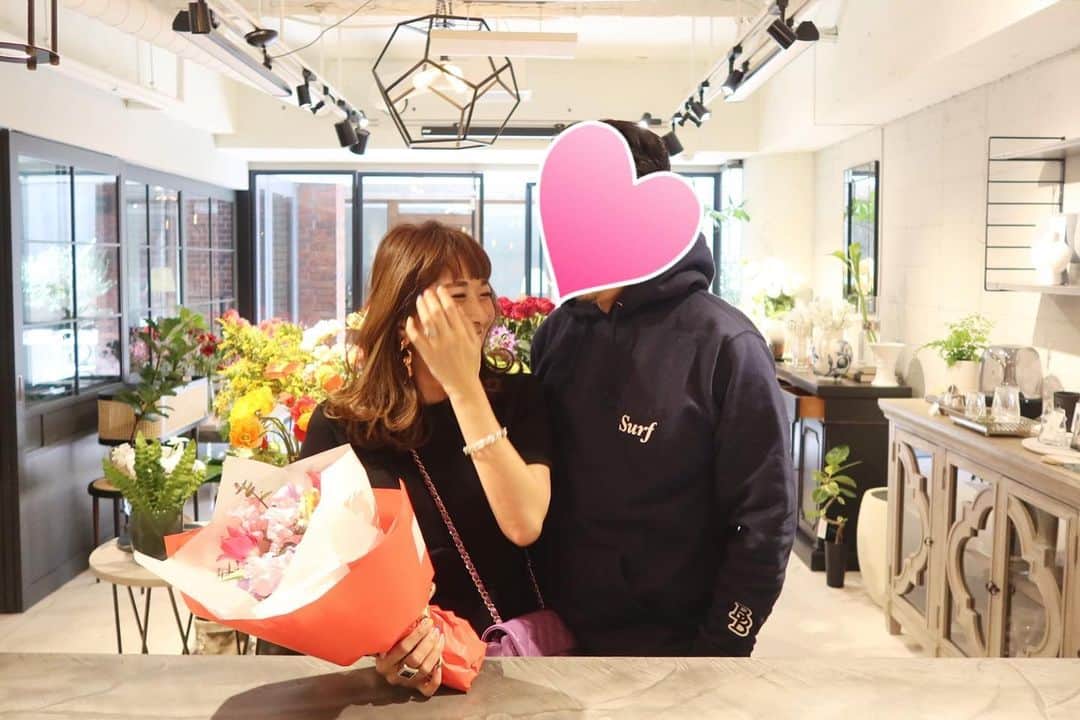 Mai Wakimizuのインスタグラム：「最近月1でお昼間の夫婦dateを楽しんでます＼(^o^)／今日はすしうえださんでお鮨lunchからの、途中お花屋さんにも寄り道。半目だしなんの写真？って感じだけど、私達らしい1枚♡笑 この後パフェを食べて最後はトイザらスで息子のおまるを買って帰宅。笑 あっという間に1日終了！楽しかった♡ #夫婦」