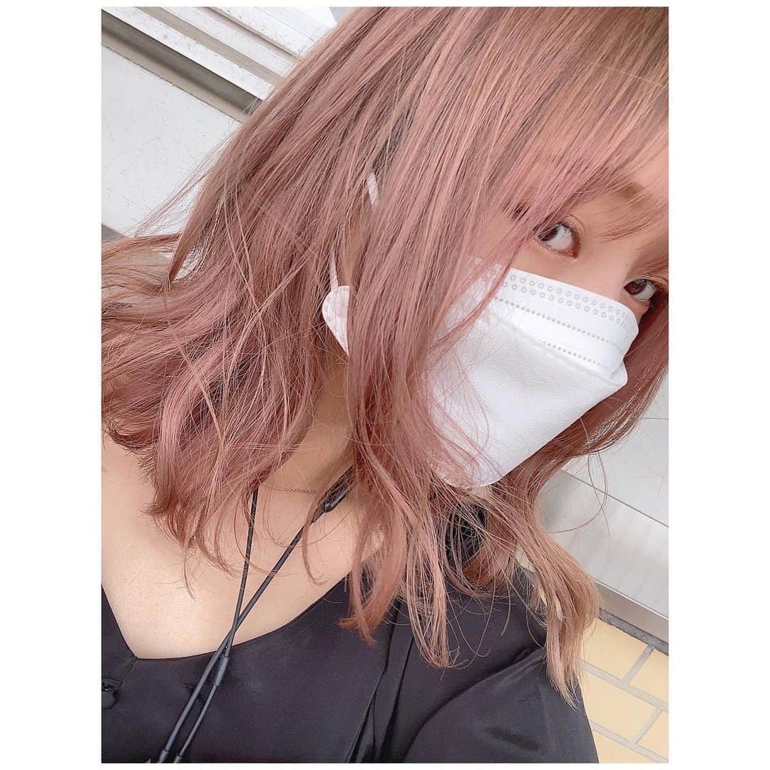 のインスタグラム：「はちゃめちゃに時差投稿な写真です。2021.09.27。笑 カラーシャンプーで一気に色入ってびっくりしたけど、意外とピンクも気に入ってたから思い出投稿🍒  ㅤㅤㅤㅤㅤㅤㅤㅤㅤㅤㅤㅤㅤ 今は日々稽古楽しんでます☺️ 3/23~27 萬劇場にて、 『弾倉に薔薇を込めて』 日本へそ公園役で出演します🤭 名前です🤭笑 いままでやったことないおバカキャラなので悪戦苦闘しておりましたがなんとかおバカになれてます🥺みんなに見てほしいなあ🥺  ㅤㅤㅤㅤㅤㅤㅤㅤㅤㅤㅤㅤㅤ お時間ある方是非見に来てね🥺 詳細は写真の3枚目以降ご覧下さい🏄‍♂️チケット購入してくれる場合はストーリーのリンク見てね😚」