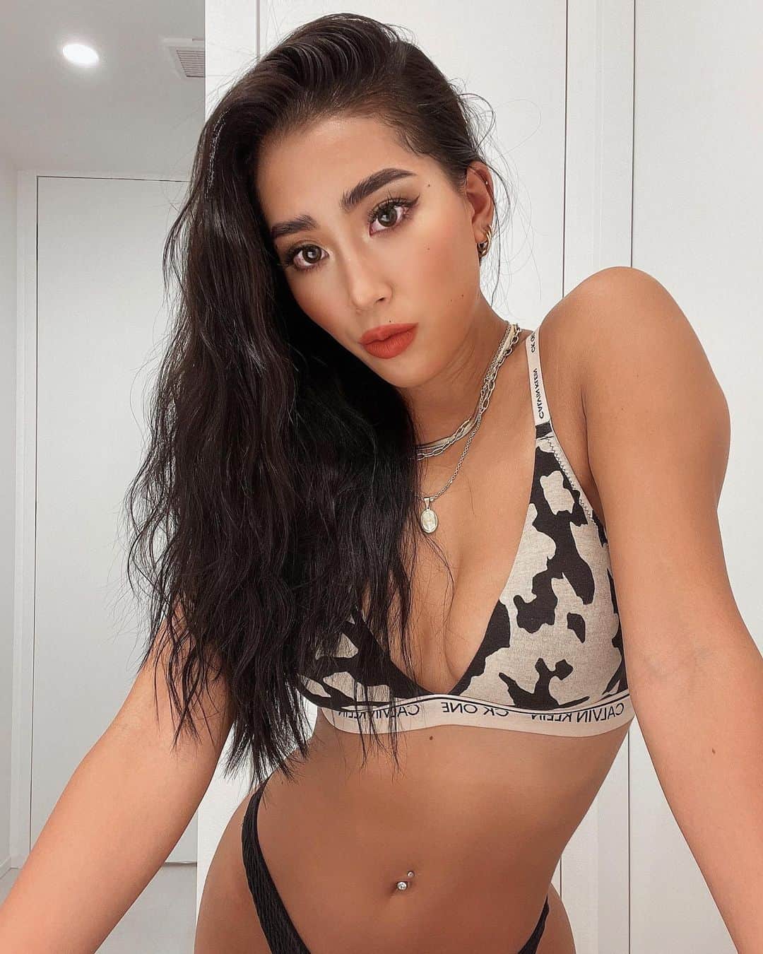 のインスタグラム：「. 毎回髪の毛を明るくすると黒髪が恋しくなる🥺🖤 暗くすると明るいのが恋しくなる〜😫 写真は去年の夏🤳 . #haircolor #blackhair #hairstyle」