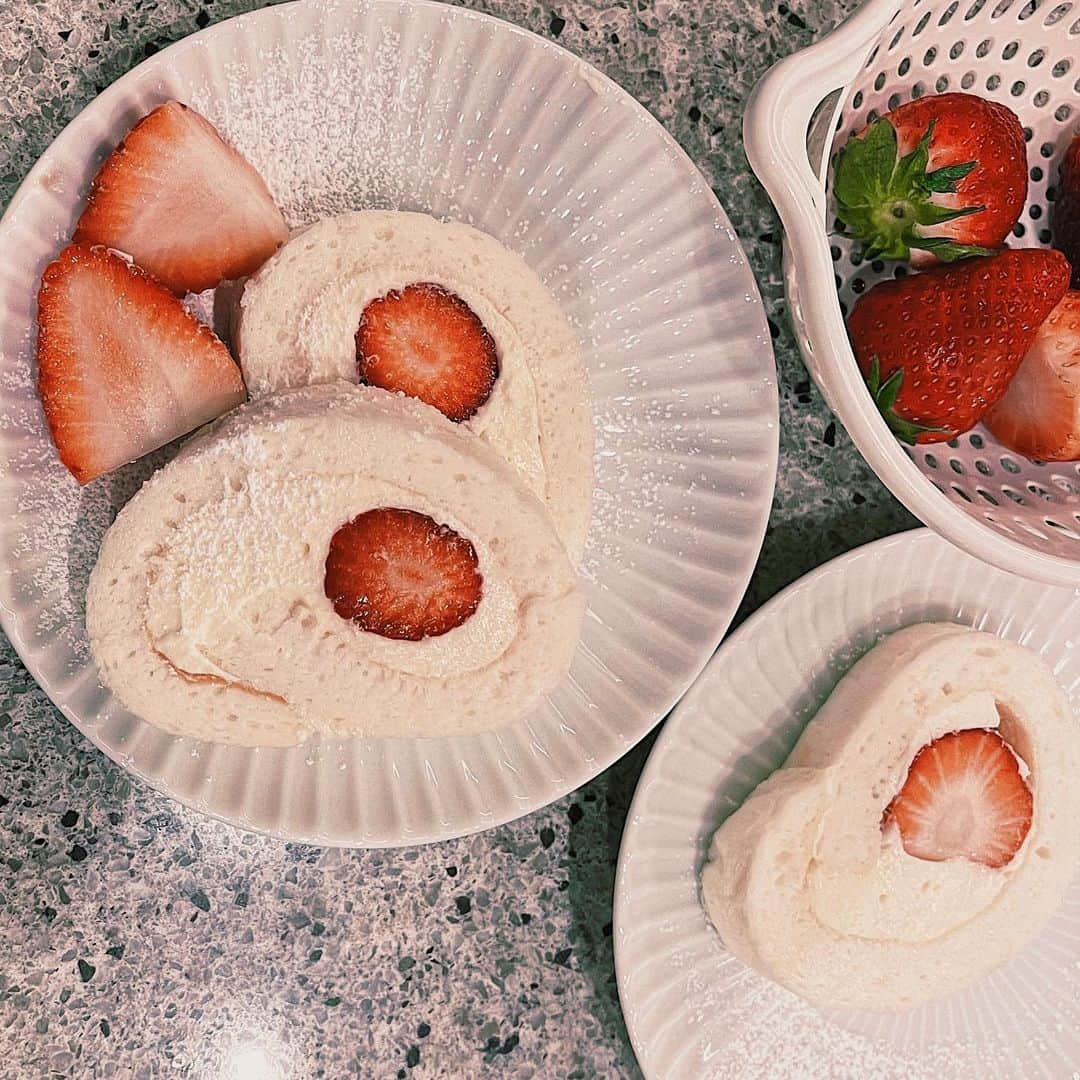 渡辺リサのインスタグラム：「想の誕生日❣️ 初めての手作りロールケーキ🍓 電動のミキサーが無い中ほぼキラが頑張ってくれたw @kirara20010501」