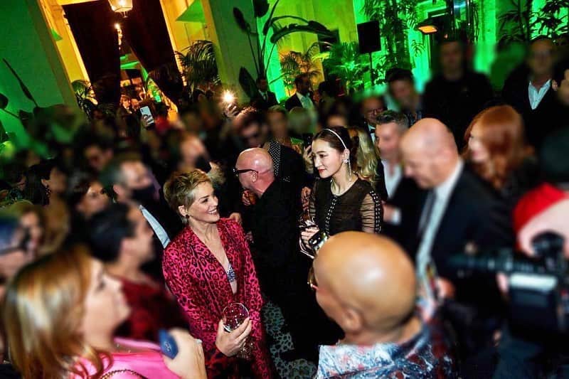 平山美春のインスタグラム：「@dolcegabbana fashion show after party🌹✨at Martini bar🍸 なんとシャロン・ストーンさんにお会いしてお話しできるという奇跡…🥺💗本当にかっこいい女性でした！ いつも温かく家族のように迎えてくれる @dolcegabbana familyに感謝🙏✨Thank you for having me to Milan and warming hospitality🥰Love💕 . #dolcegabbana #dolceandgabbana  #milano #mfw #mfw22  #milanfashionweek」