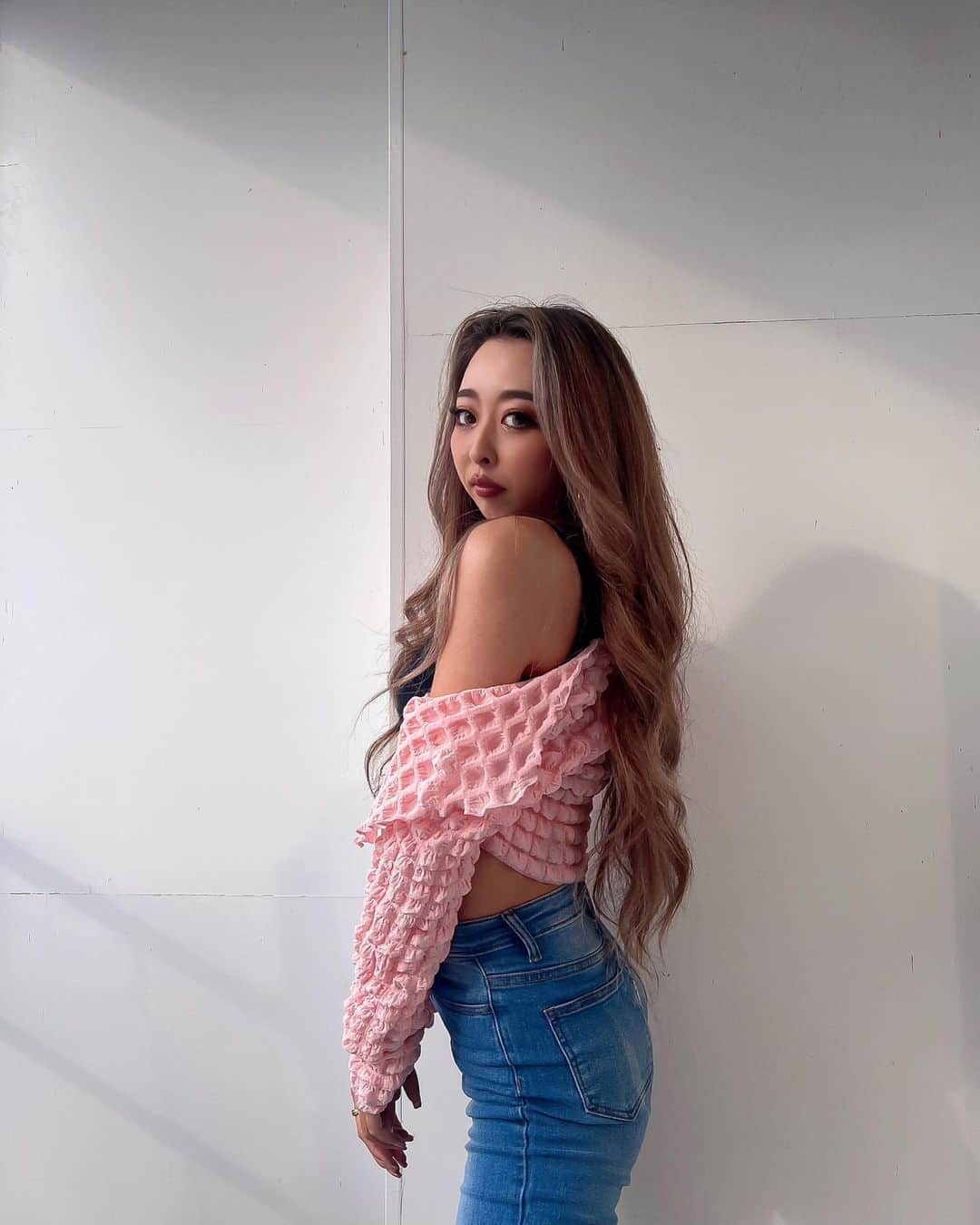のインスタグラム：「. どおにかたくましい肩幅を隠す方法💁🏼‍♀️  #普通の女の子が軽自動車なら #まあかはアメ車くらいの車幅なのよ #水泳やってたわけちゃうのに肩幅あんのよ #2人で写真撮る時肩幅が邪魔すんのみんなごめんね .  #春#🌸#春コーデ#花見#黒ギャル引退#ぎゃる#尻トレ #尻トレ女子 #眉アートメイク#カラコン#シャドールーツ#フェイスフレーミング #髪質改善トリートメント #ハイトーンカラー #シャドールーツ#海外ファッション#小顔になりたい #zara#fashionnova#bershka#handm#shein」