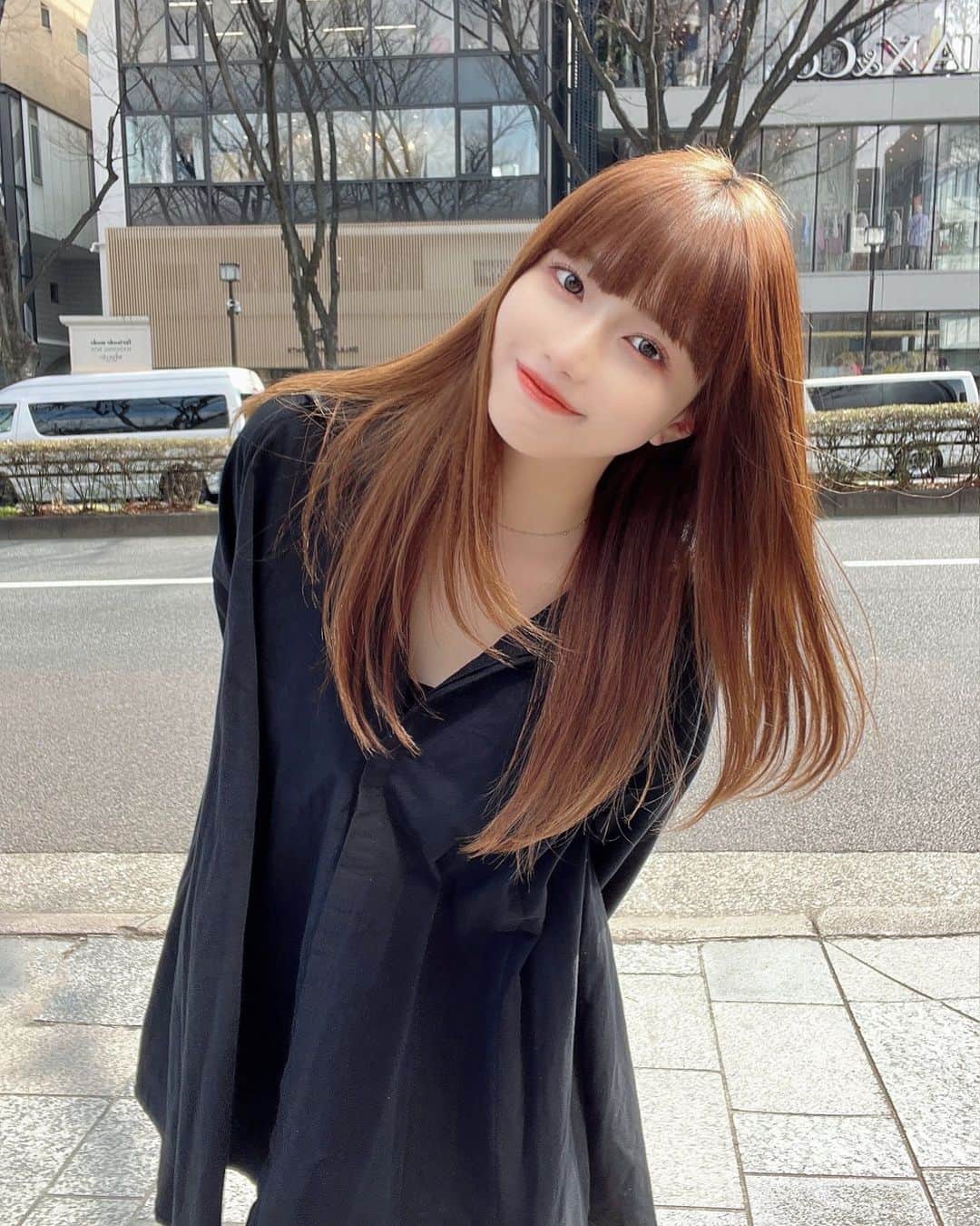 のインスタグラム：「Today's Code  暖かくなってきたぁぁ！嬉しい😽🌸 ⁡ 今日はこのシャツワンピだけで暑かった❤️‍🔥 @acym_official のだよ~~！ ⁡ 📸photo&styling @ryusei.osada  _______ #アシーム #シャツワンピ #シャツワンピース #春コーデ #春服 #ネイビーコーデ #大人コーデ #ミルクティーベージュ #ベージュカラー #春カラー #透明感カラー #セミロング #セミロングヘア #ワイドバング #ストレートヘア #ニーハイブーツ」