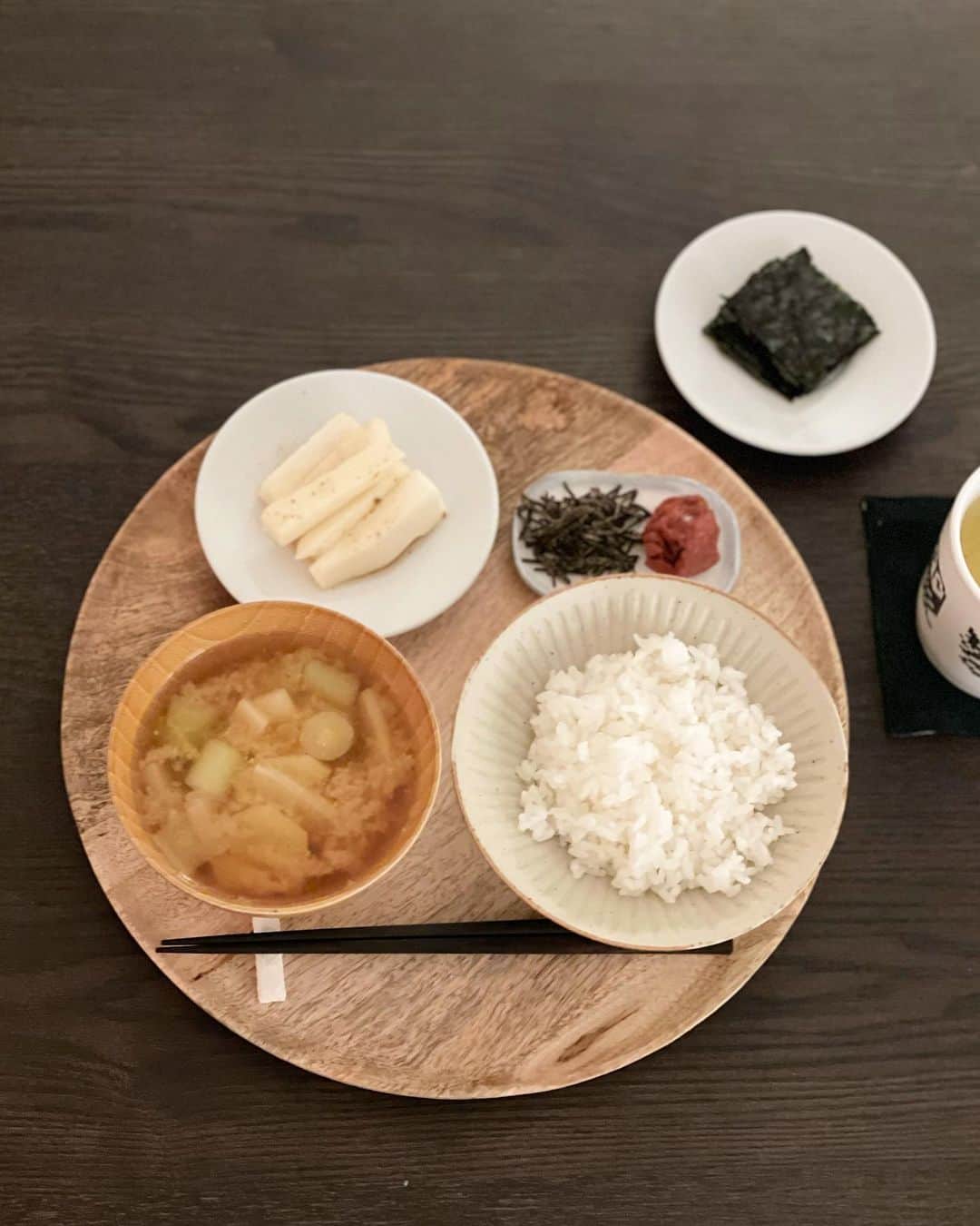 猫沢エミさんのインスタグラム写真 - (猫沢エミInstagram)「日本人のリセット食。  なんと魚沼産こしひかり🥲✨に、タンフレールで買った長芋を浅漬けに（漬け汁は自作）、京都の小松こんぶ、マーゴのまりこさんが漬けた梅干し、有明産の焼き海苔、フランス産玄米味噌の根菜汁。  こうしてみると、私たちの食事って本当に草食系😂でも、やっぱり体がいちばんホッとするごはんだよね〜。  本日は、病み上がりの半分ギア上げ試運転ながらも、各種手続きと〆切連載原稿を。明日はインターネット開通予定🙌 じわじわだけど、毎日少しずつ暮らしやすくなっていく。  コレクティフの会議に出かけて彼不在の夜。ピガ兄はパリへ来ても、私がひとりで食事をするときは今も黒いごはん騎士をやってくれています🐈‍⬛❤︎  #ねこしき　#猫沢飯　#猫沢エミのインターナショナル五十路ライフシフト  #猫パリ　#猫沢エミリーパリへ行く  #ピガ兄　#黒いごはんの騎士　#私は味噌汁が左の人です」3月16日 6時18分 - necozawaemi