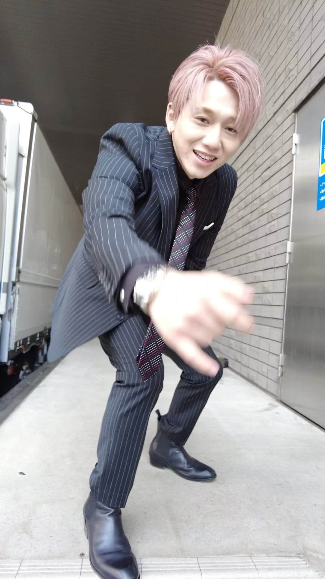 のインスタグラム：「伊丹ホールの裏で。 静かにと書いてたのでめちゃくちゃ小さい音で踊りました  #dance #da_ice #sotahanamura #花村想太」