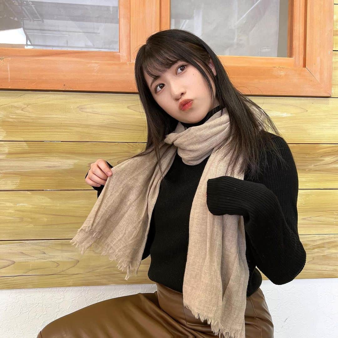 加藤一華のインスタグラム：「. 「再会」❄️  Uruさんなりきりコーデです🌿  #ずっと歌いたかったこの曲 #いちなるデュエットです #お父さんから借りたストール #いい味出してる🧣 #本家リスペクトで衣装揃えたの✨ #気付いてくれてる人もいて嬉しかった！ #タイトスカート珍しいよ〜😹 #広角カメラで撮ったらびよーんってなった #いちなるTV」