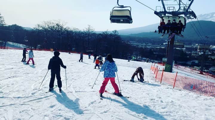 のインスタグラム：「スキーする子供たち、 可愛かった楽しかった。 初めてシンバ🐶 も一緒に一泊旅行🏨  #軽井沢 #育児 シーズン2 #思い出つくろ」