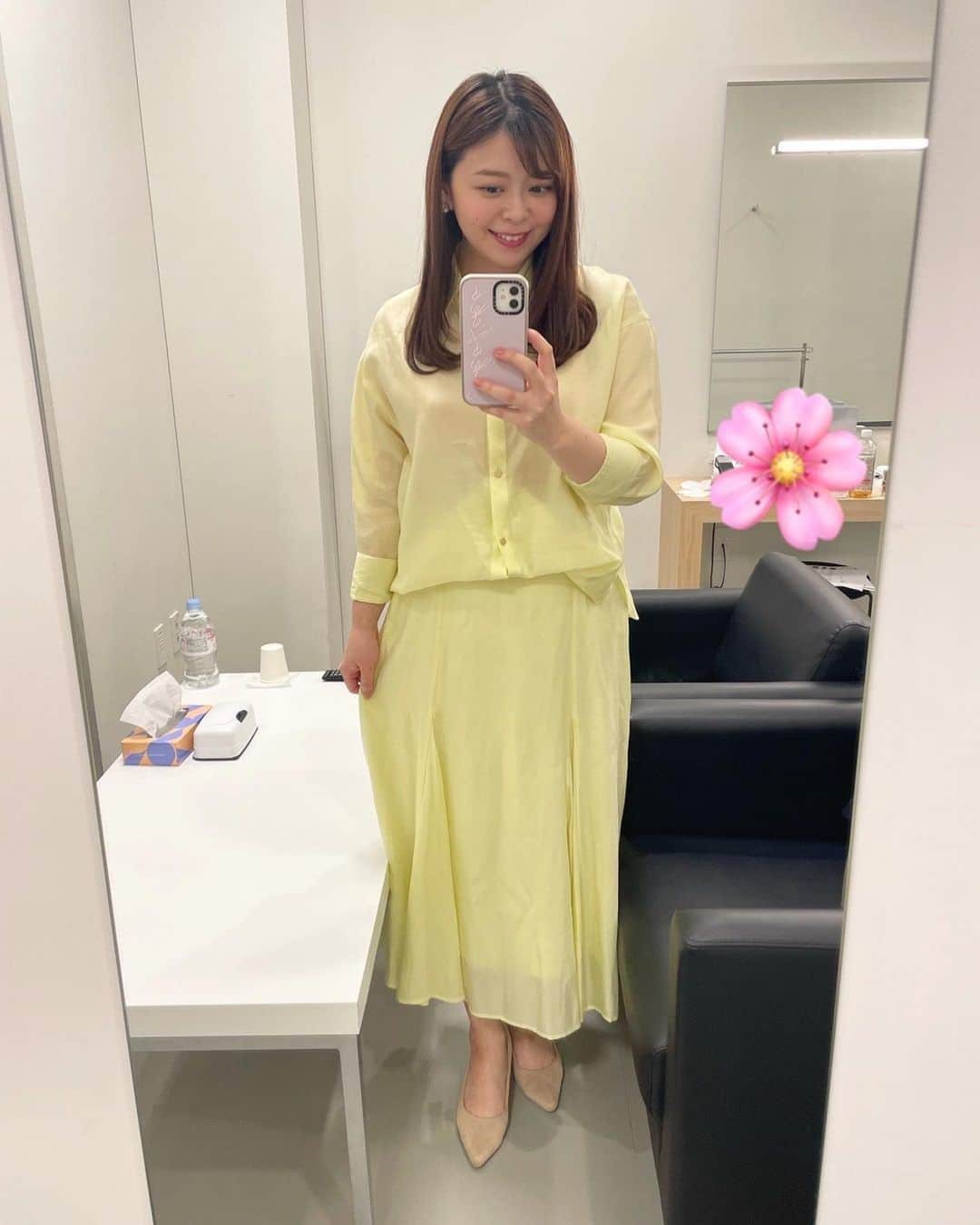 上杉桜子のインスタグラム：「今日はスタジオ収録でした🎤 衣装もだいぶ春の装いに🌸 明るいお洋服を着ると気分も明るくなります😊  #日テレ #女神のマルシェ #nolleys #セットアップ #アナウンサー #上杉桜子」