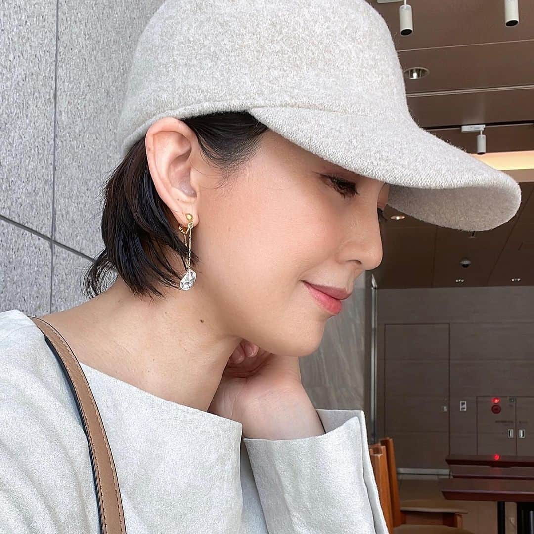 田中美里のインスタグラム：「お天気が良い日に このイヤリング。  光が入ってキラキラして お気に入り。  Thanks @mineco.m   #earring #キラキラ #ラジオ収録帰り  撮影時のみマスク外してます。」