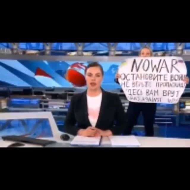 エヴァ・グリーンのインスタグラム：「Her name is Marina Ovsiannikova . She worked at Chanel One , she burst on to the set of the live broadcast of the news on Monday evening . Shouting “Stop the War . No to war”. She also held a sign saying : “Don’t believe the propaganda . They’re lying to you here” . We salute her amazing act of courage.  Putin’s lies and corruption must be made known to the Russian people who has been deceived, stolen from and silenced.  Video reposted from @lookatthisrussian」