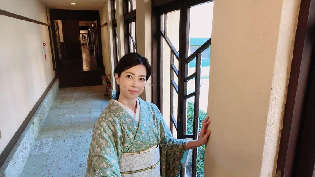 小柳津真由美のインスタグラム：「お着物と帯　帯締めと帯留は KIMONO MODERN 今年のお正月の福袋の戦利品‼️ 秒で売り切れた限定セットです  全部が可愛い中身でトータルコーディネートできるなんて嬉しすぎ  3分前から携帯でショップページひらいてスタンバイした甲斐がありました❤️  夜の明日館も素敵！  #自由学園明日館 #キモノモダン @kimonomodern  #kasuri l'espoir #キモノモダン福袋の戦利品 #キモノモダンコーディネート #お着物でおでかけ #小柳津真由美」