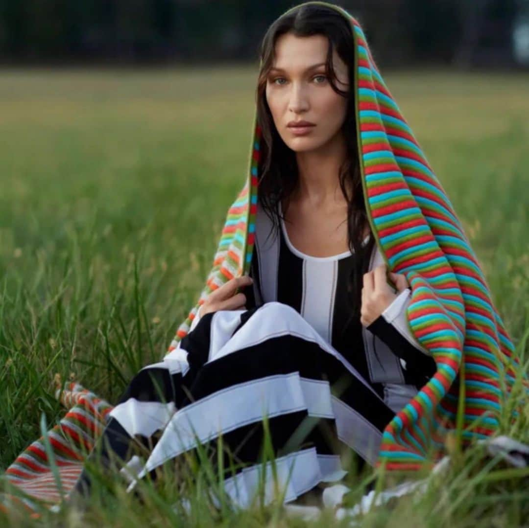 ジョナサンサンダースのインスタグラム：「❤️‍🔥❤️‍🔥❤️‍🔥 @bellahadid wearing Nani blanket in @voguemagazine styled by @gabriellak_j and shot by @ethanjamesgreen. Thank you! And thanks to @dlx.co ❤️ still available on my site - link in bio」