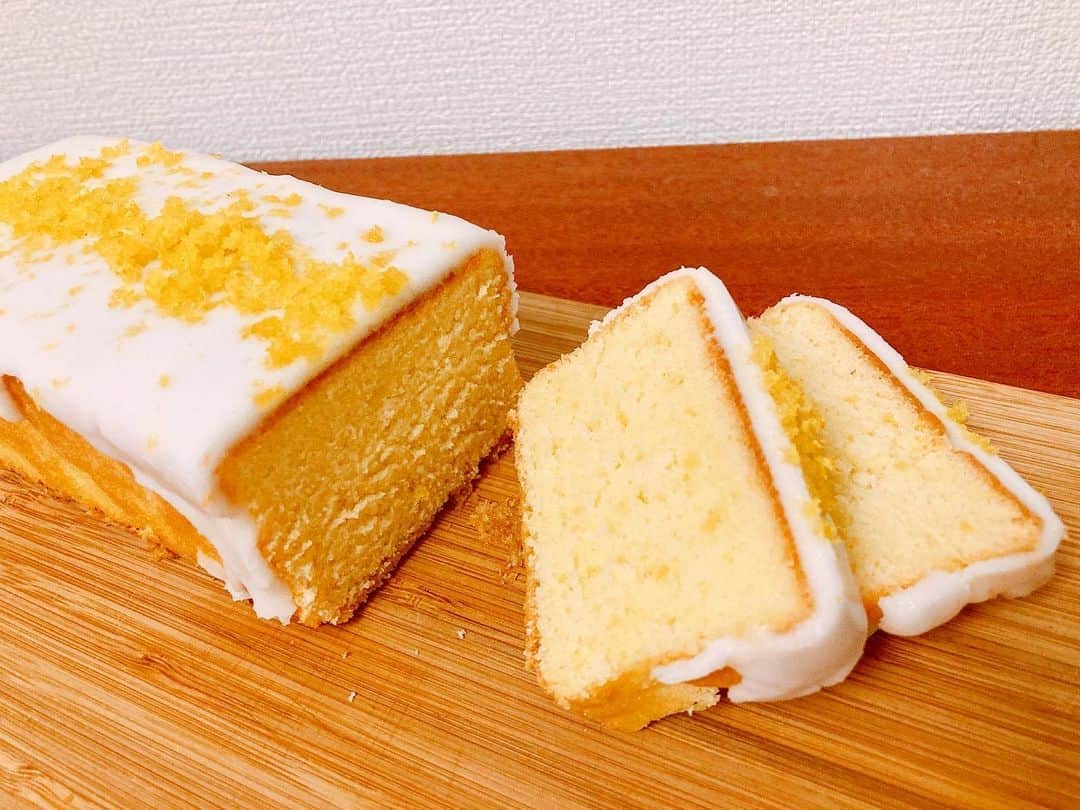 のインスタグラム：「【ウイークエンド シトロン】 爽やかなレモンアイシングで バターケーキをコーティング！ ⁡ 見た目も味わいも爽やかで お休みのティータイムにピッタリ！ ⁡ 皆さんもぜひお試しください！ ⁡ #3分クッキング #小林良 先生のレシピ #後輩の担当回を見ながら作ったら #美味しくできました #ありがとう大町 @omachi_reo  #紅茶とともにいただきました #詳しいレシピは #3分クッキング公式ホームページなどを #ご覧ください #川畑一志」