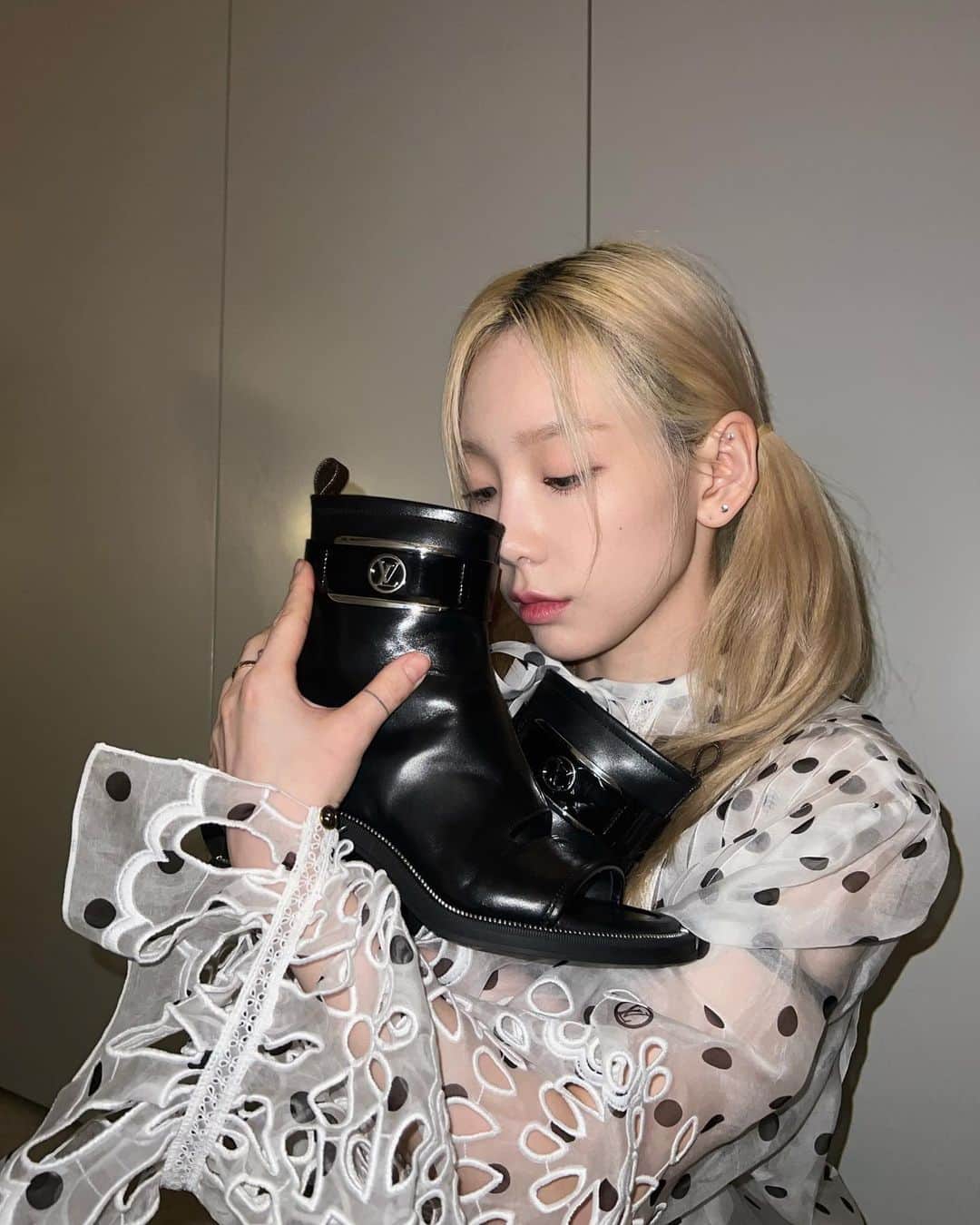 テヨン のインスタグラム：「✨ #광고 @louisvuitton @nicolasghesquiere #Moonlightankleboots」