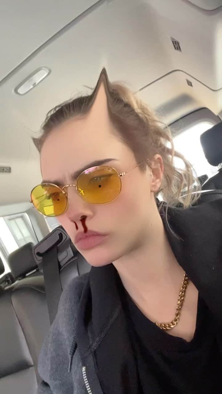 カーラ・デルヴィーニュのインスタグラム：「Why do the confident lesbians….」