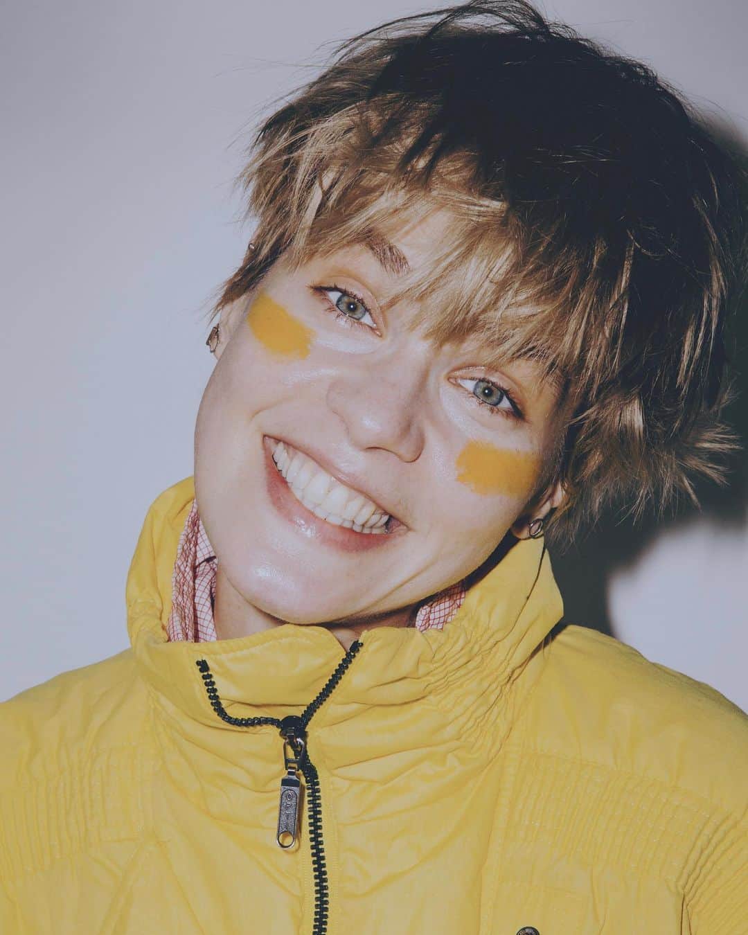 Kris Gottschalkのインスタグラム：「“Happy moment in a troubled world” There is hope behind a smile even in the midst of chaos. 💛💛💛💙   #theotherday #paris」